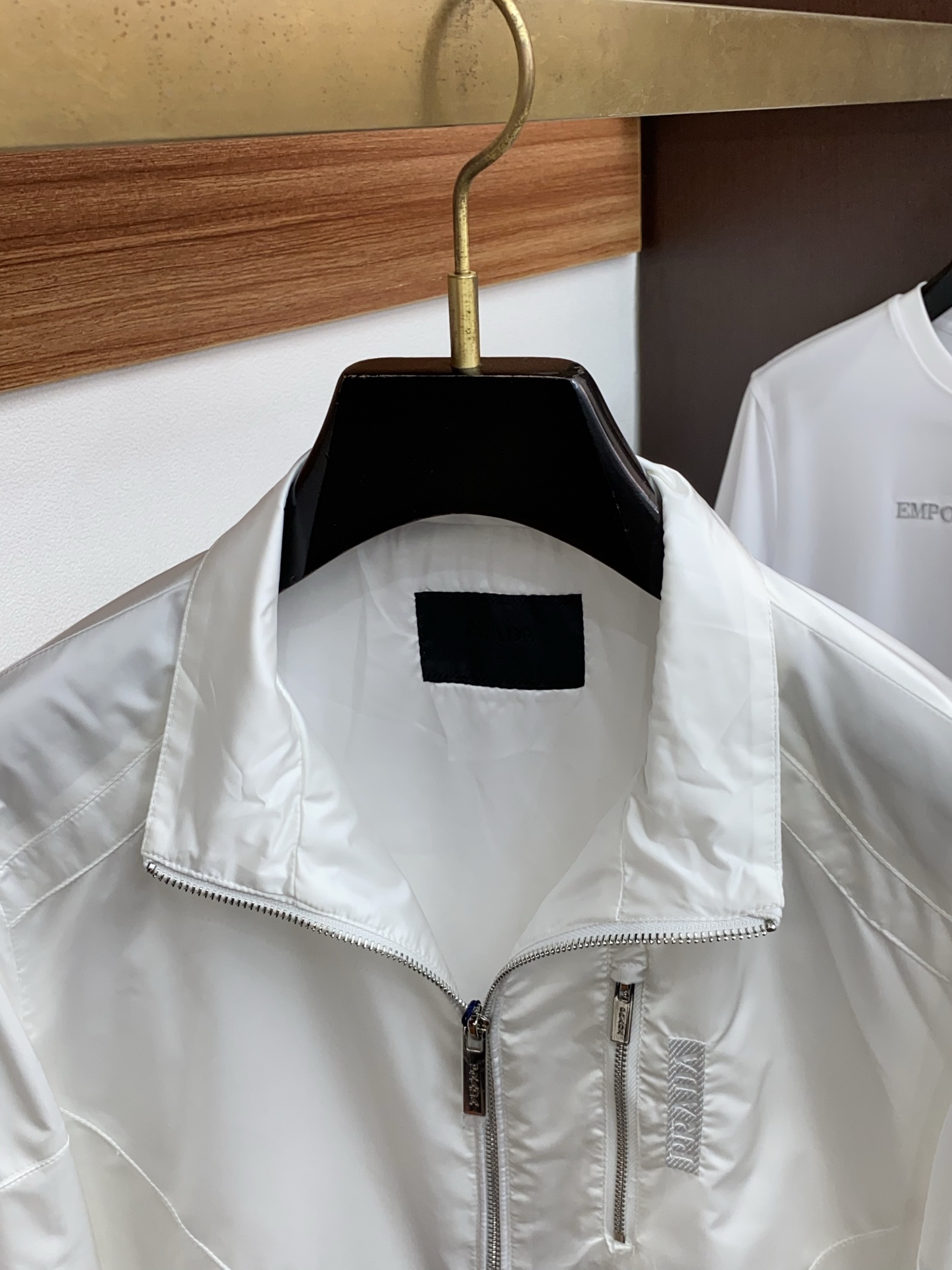 普拉达 2026春夏新款男士休闲定制夹克外套。穿上简约干练的休闲外套，瞬间重回时髦霸气，又是活力满满的状