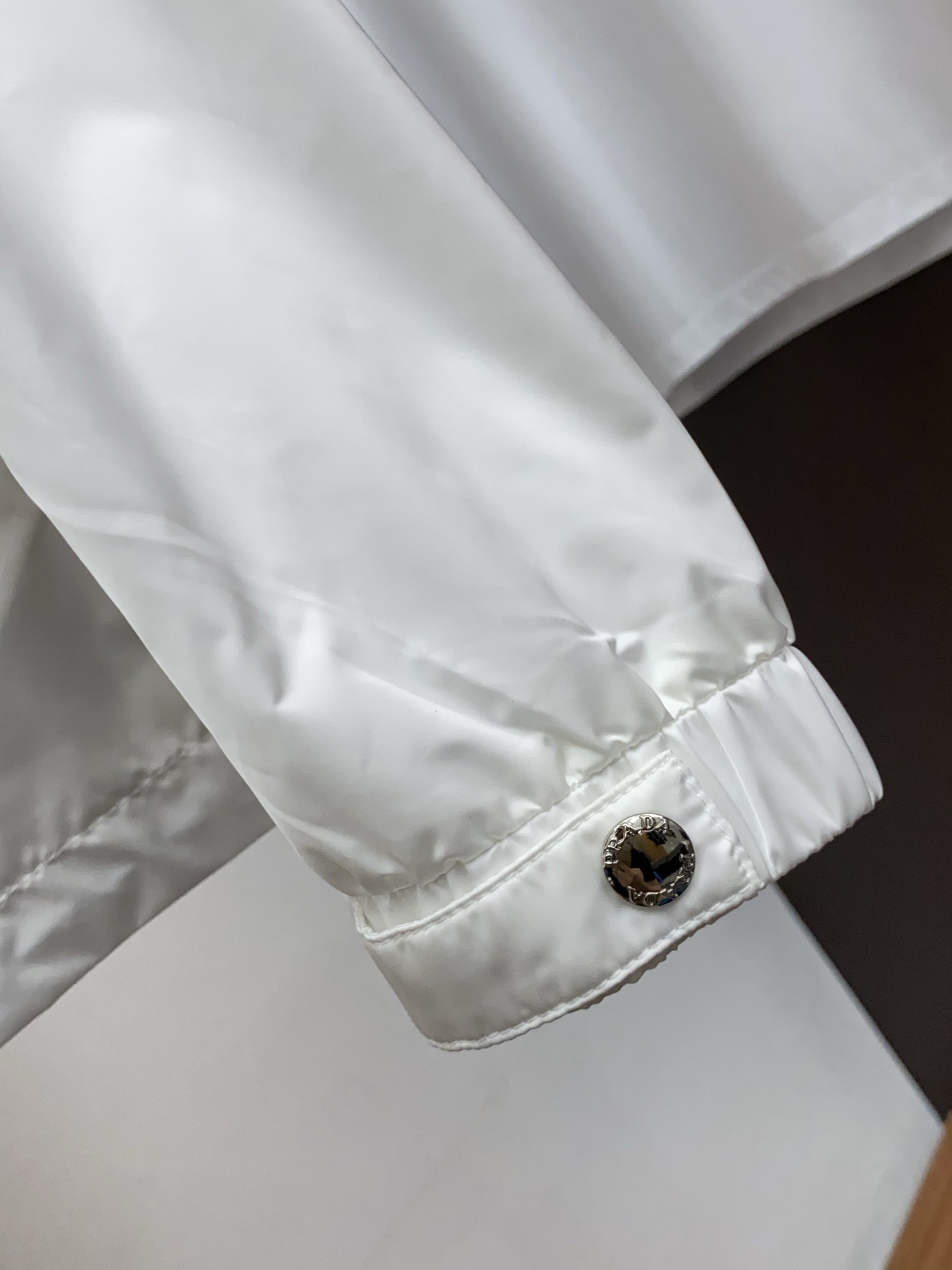 普拉达 2026春夏新款男士休闲定制夹克外套。穿上简约干练的休闲外套，瞬间重回时髦霸气，又是活力满满的状