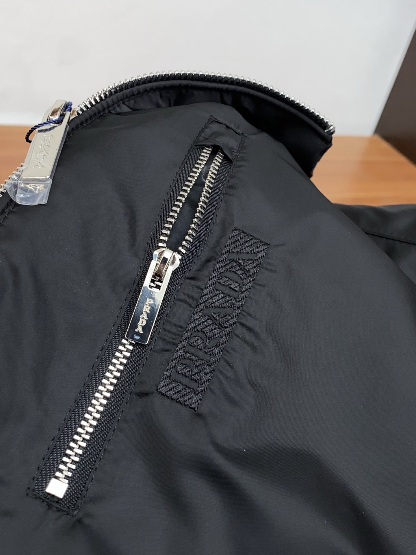 普拉达 2026春夏新款男士休闲定制夹克外套。穿上简约干练的休闲外套，瞬间重回时髦霸气，又是活力满满的状