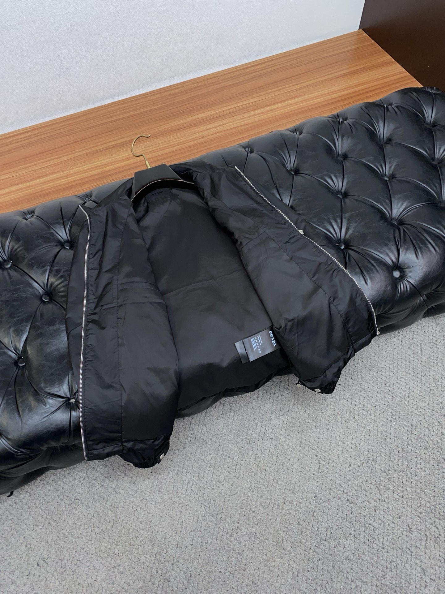 普拉达 2026春夏新款男士休闲定制夹克外套。穿上简约干练的休闲外套，瞬间重回时髦霸气，又是活力满满的状