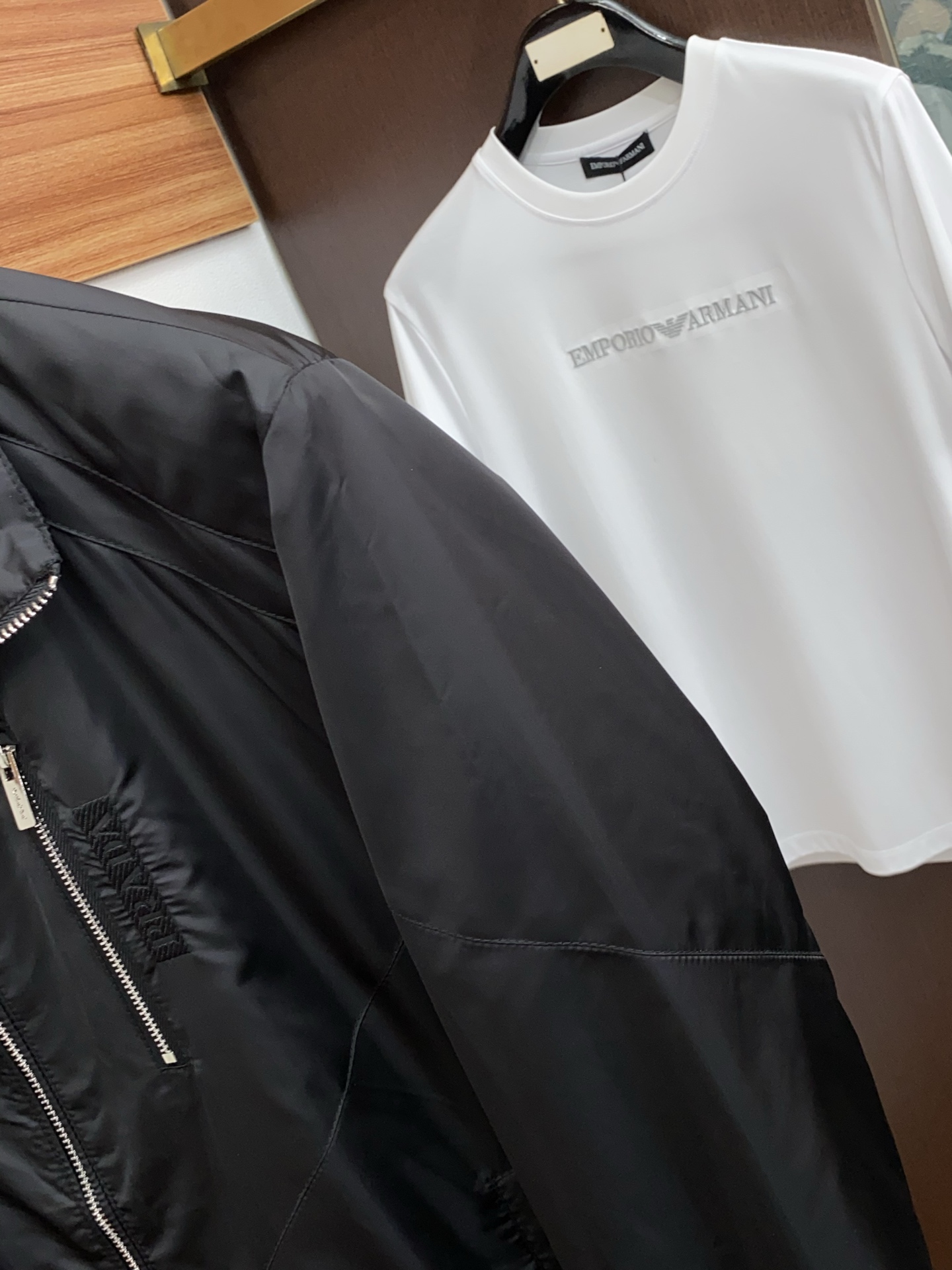 普拉达 2026春夏新款男士休闲定制夹克外套。穿上简约干练的休闲外套，瞬间重回时髦霸气，又是活力满满的状