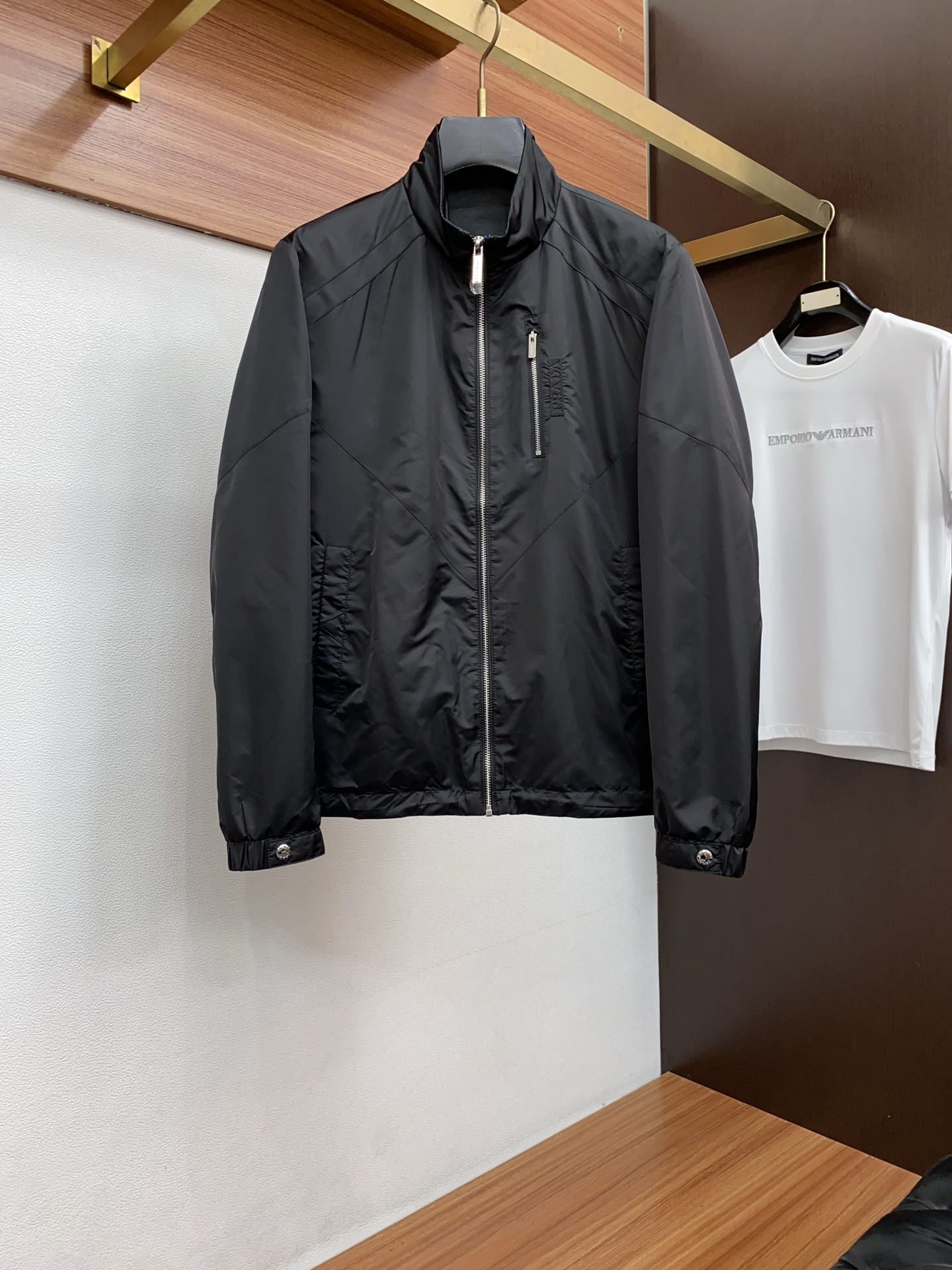 普拉达 2026春夏新款男士休闲定制夹克外套。穿上简约干练的休闲外套，瞬间重回时髦霸气，又是活力满满的状