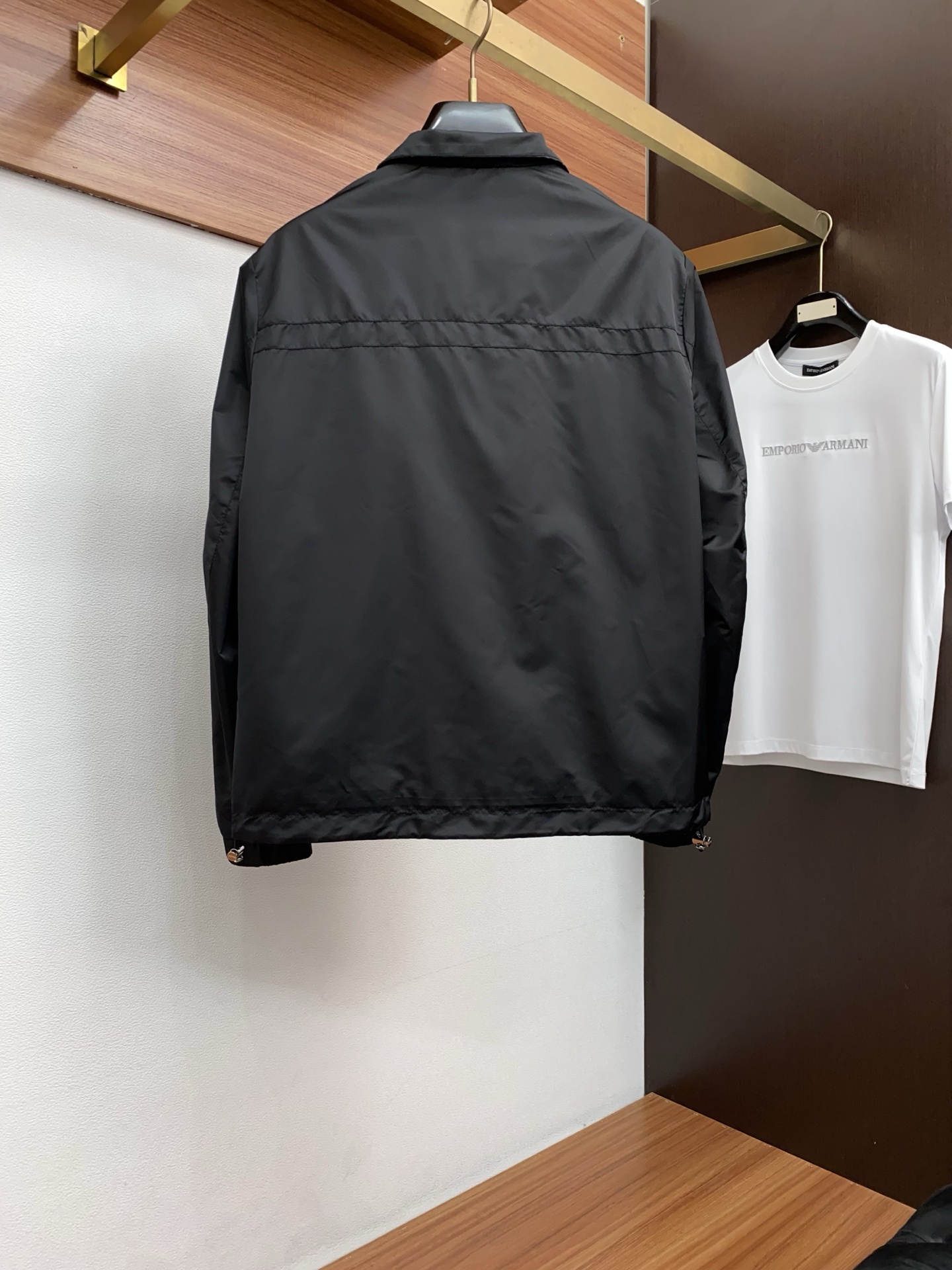 普拉达 2026春夏新款男士休闲定制夹克外套。穿上简约干练的休闲外套，瞬间重回时髦霸气，又是活力满满的状