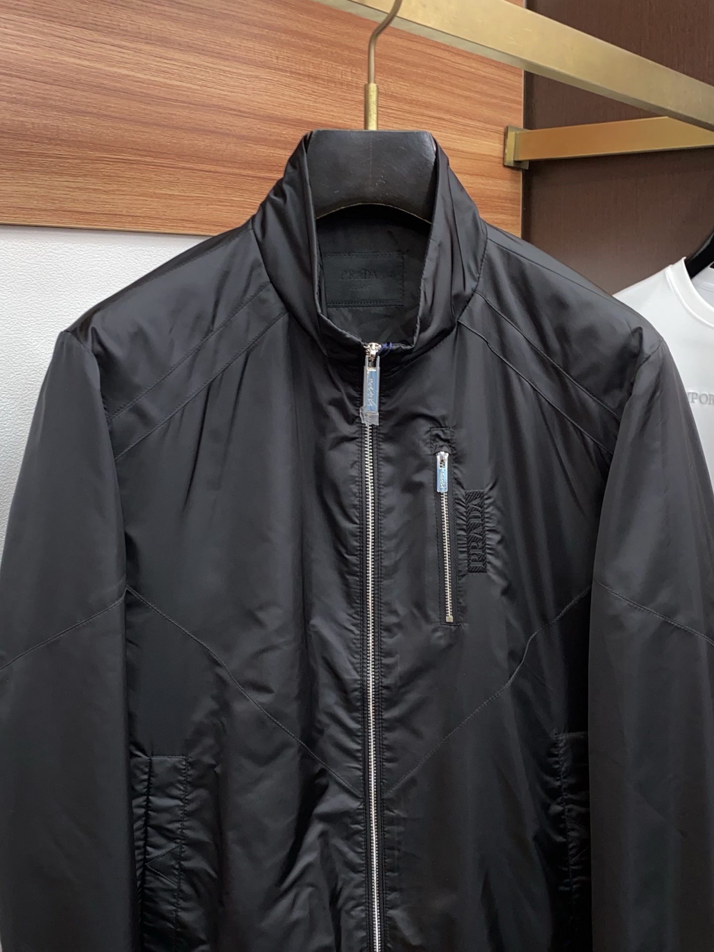 普拉达 2026春夏新款男士休闲定制夹克外套。穿上简约干练的休闲外套，瞬间重回时髦霸气，又是活力满满的状