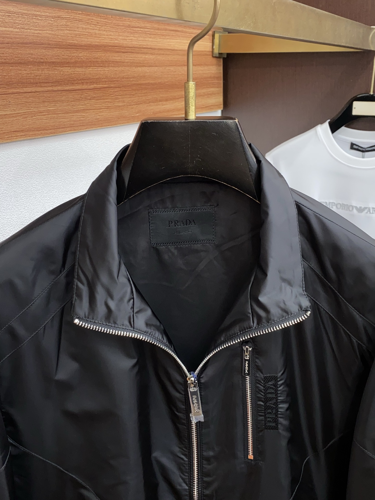 普拉达 2026春夏新款男士休闲定制夹克外套。穿上简约干练的休闲外套，瞬间重回时髦霸气，又是活力满满的状