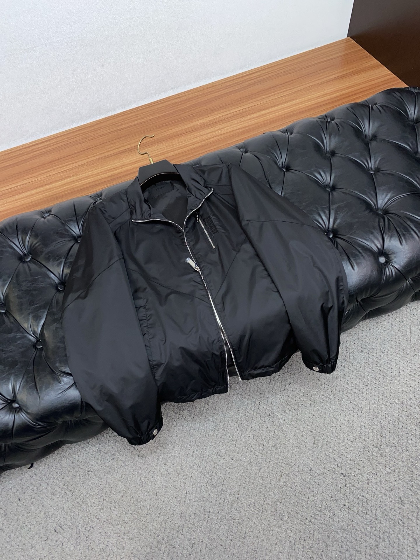 普拉达 2026春夏新款男士休闲定制夹克外套。穿上简约干练的休闲外套，瞬间重回时髦霸气，又是活力满满的状