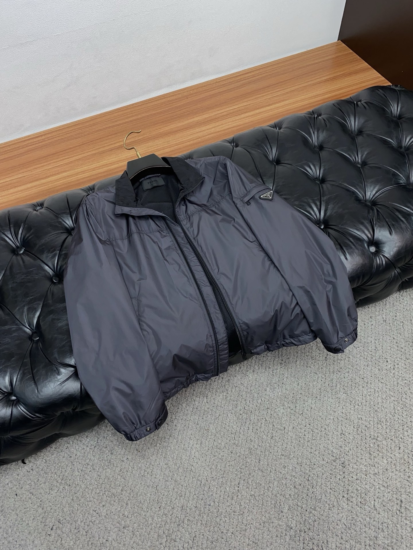 普拉达 2026春夏新款男士休闲定制夹克外套。穿上简约干练的休闲外套，瞬间重回时髦霸气，又是活力满满的状