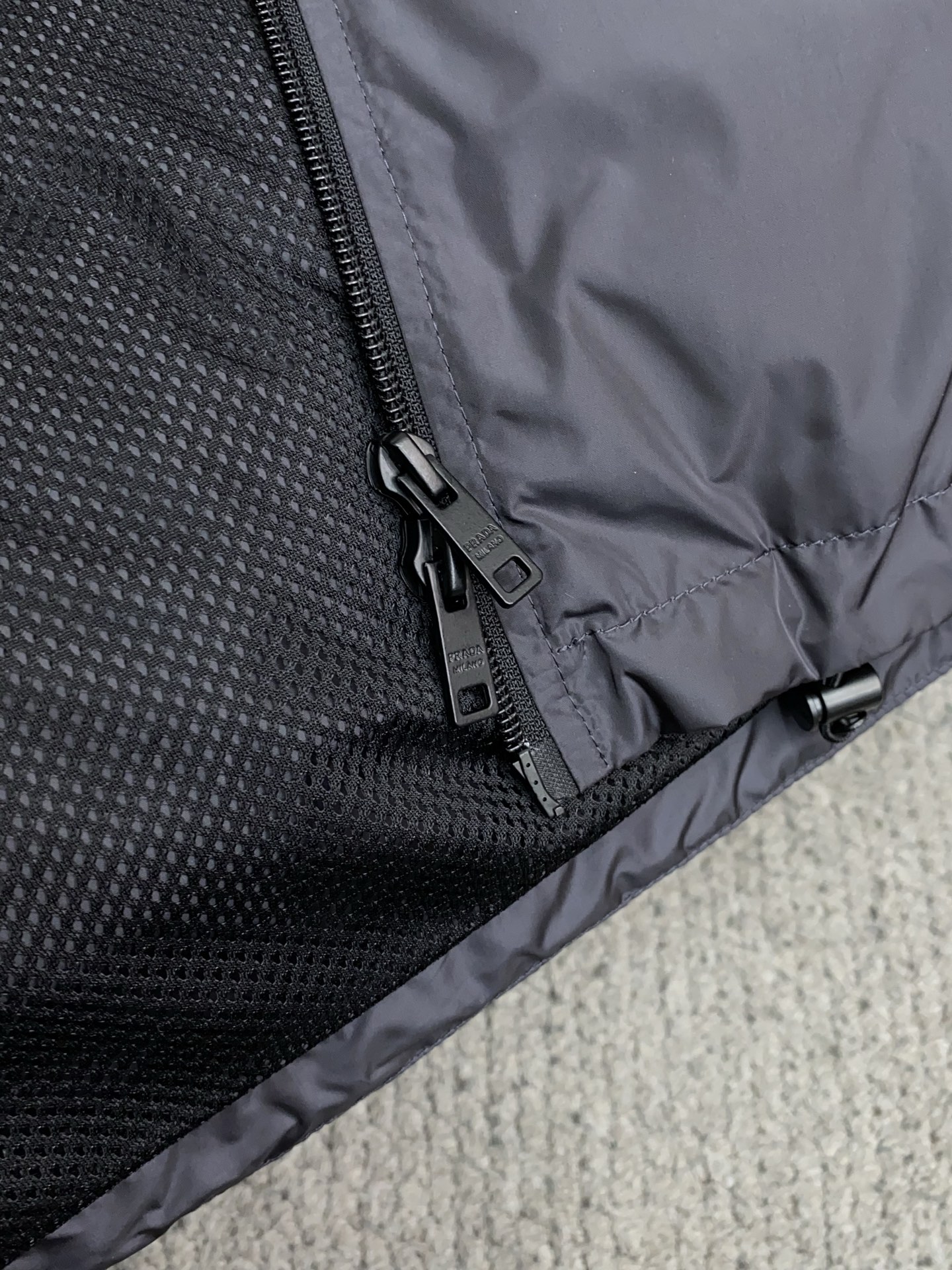 普拉达 2026春夏新款男士休闲定制夹克外套。穿上简约干练的休闲外套，瞬间重回时髦霸气，又是活力满满的状