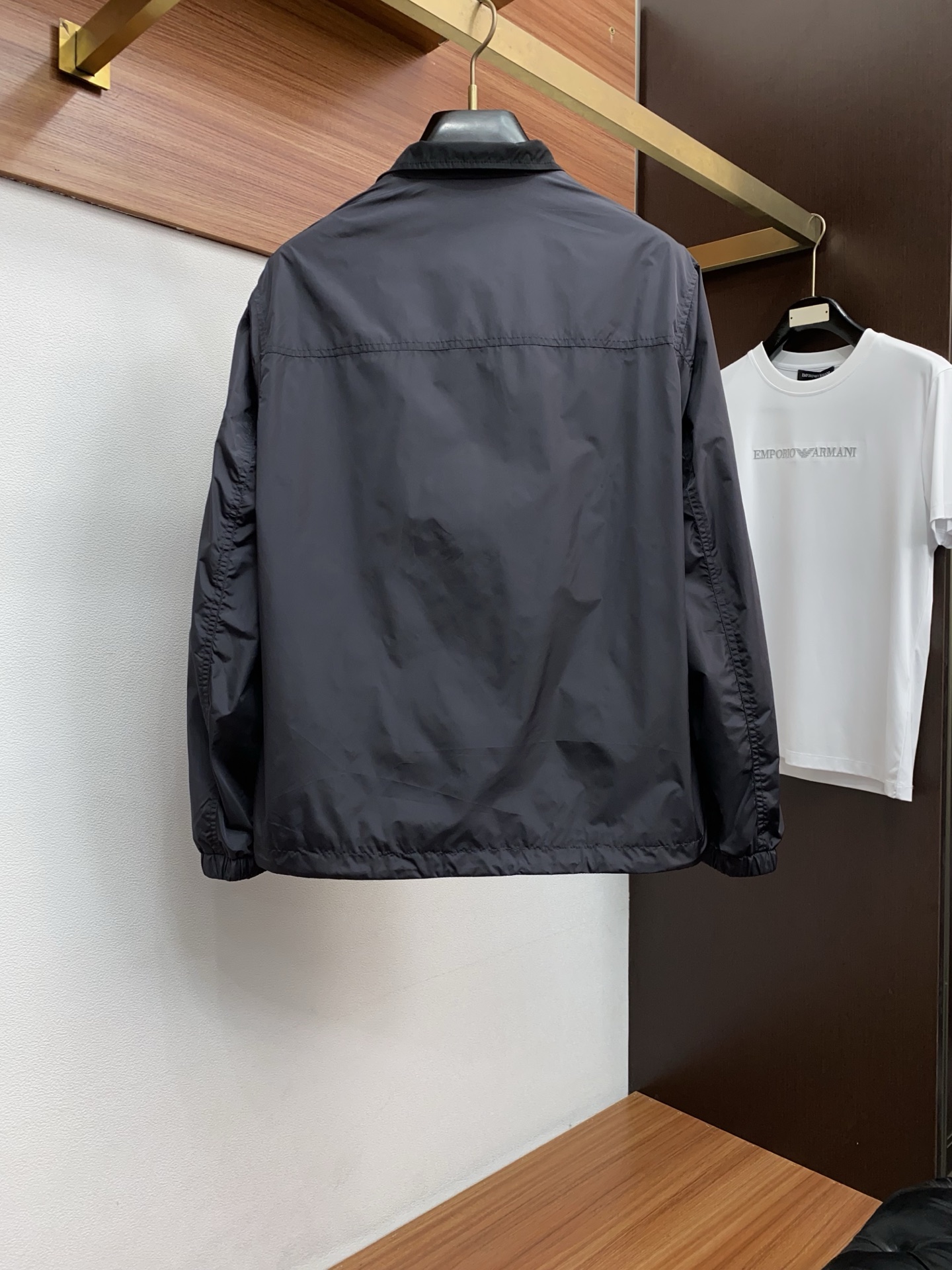 普拉达 2026春夏新款男士休闲定制夹克外套。穿上简约干练的休闲外套，瞬间重回时髦霸气，又是活力满满的状