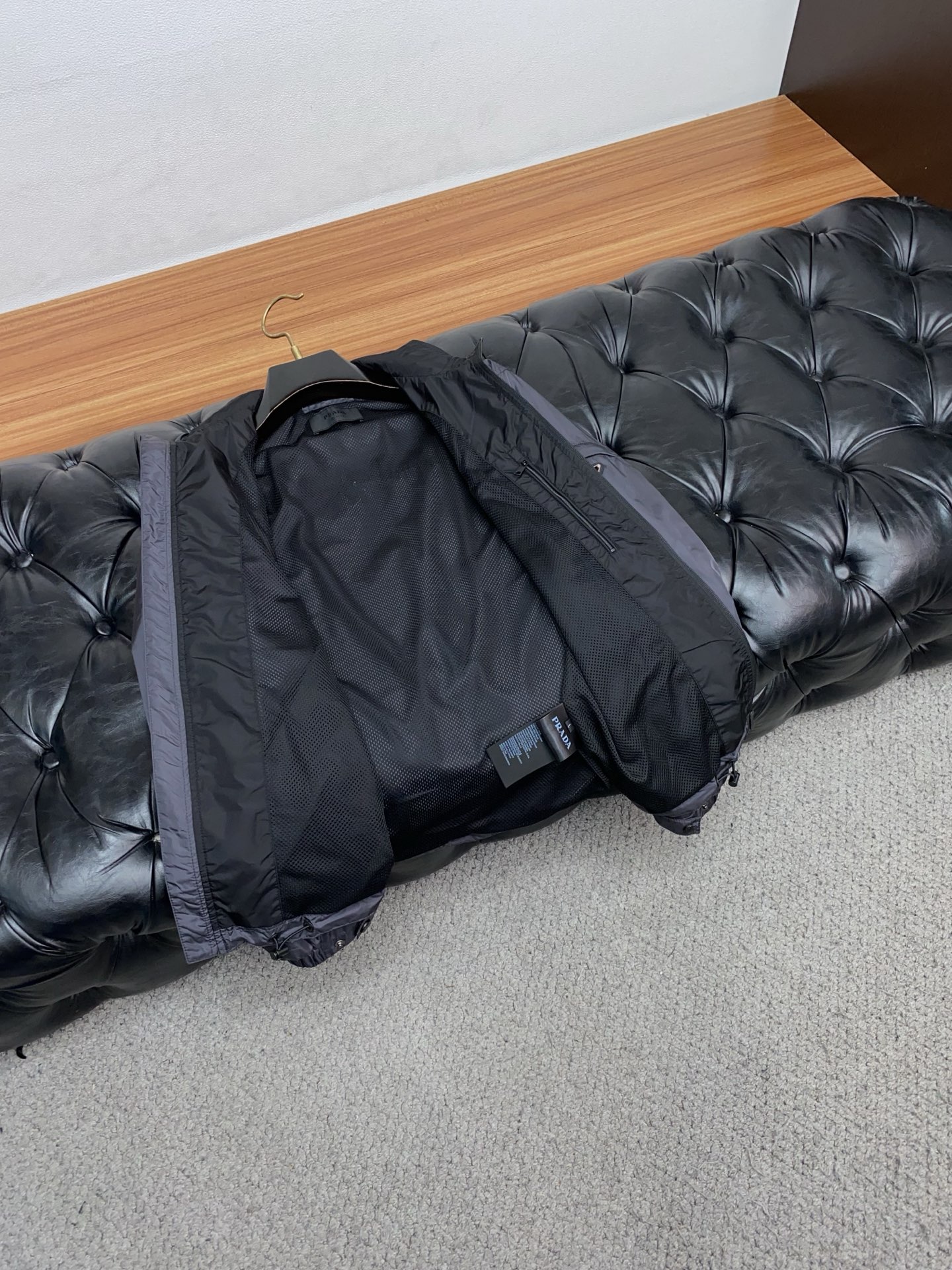 普拉达 2026春夏新款男士休闲定制夹克外套。穿上简约干练的休闲外套，瞬间重回时髦霸气，又是活力满满的状