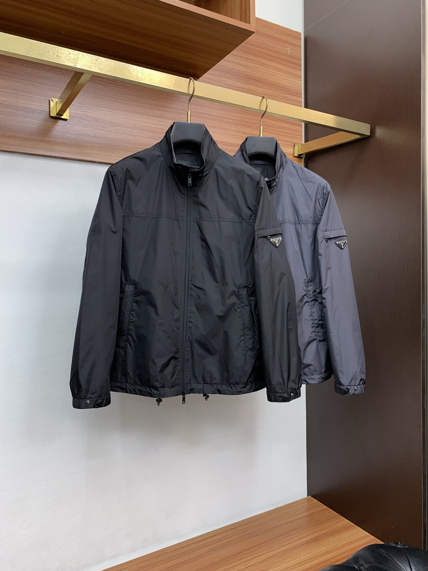 普拉达 2026春夏新款男士休闲定制夹克外套。穿上简约干练的休闲外套，瞬间重回时髦霸气，又是活力满满的状