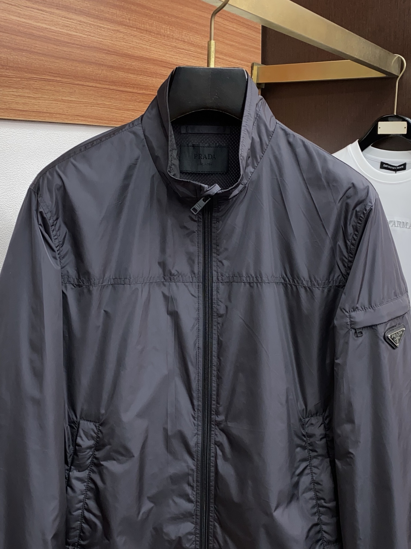 普拉达 2026春夏新款男士休闲定制夹克外套。穿上简约干练的休闲外套，瞬间重回时髦霸气，又是活力满满的状