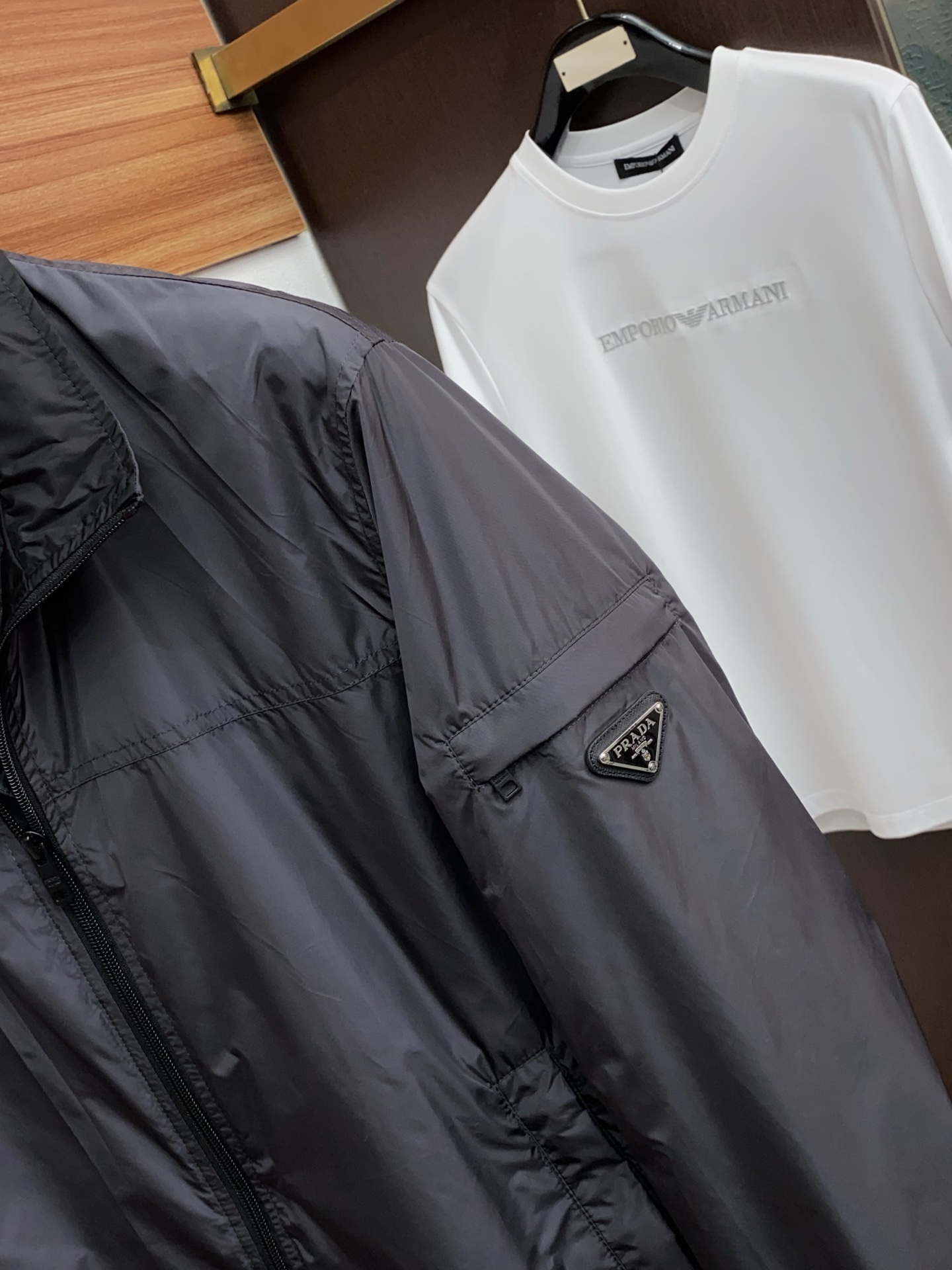 普拉达 2026春夏新款男士休闲定制夹克外套。穿上简约干练的休闲外套，瞬间重回时髦霸气，又是活力满满的状