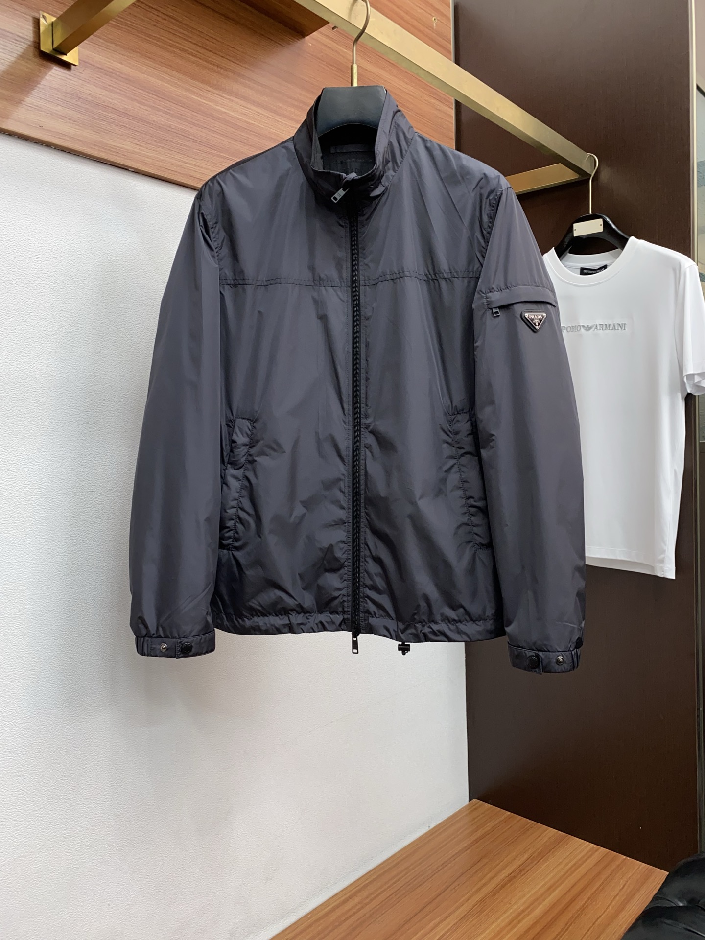 普拉达 2026春夏新款男士休闲定制夹克外套。穿上简约干练的休闲外套，瞬间重回时髦霸气，又是活力满满的状