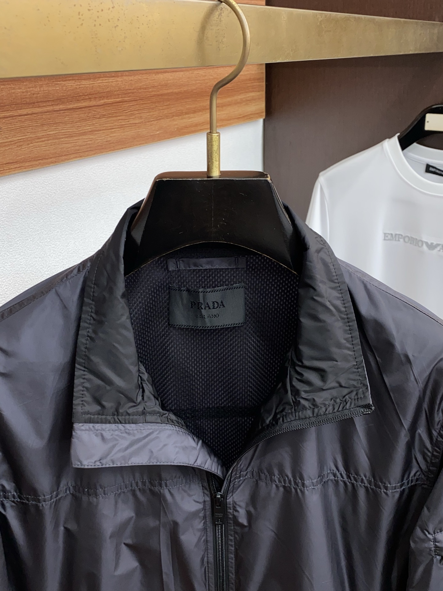 普拉达 2026春夏新款男士休闲定制夹克外套。穿上简约干练的休闲外套，瞬间重回时髦霸气，又是活力满满的状