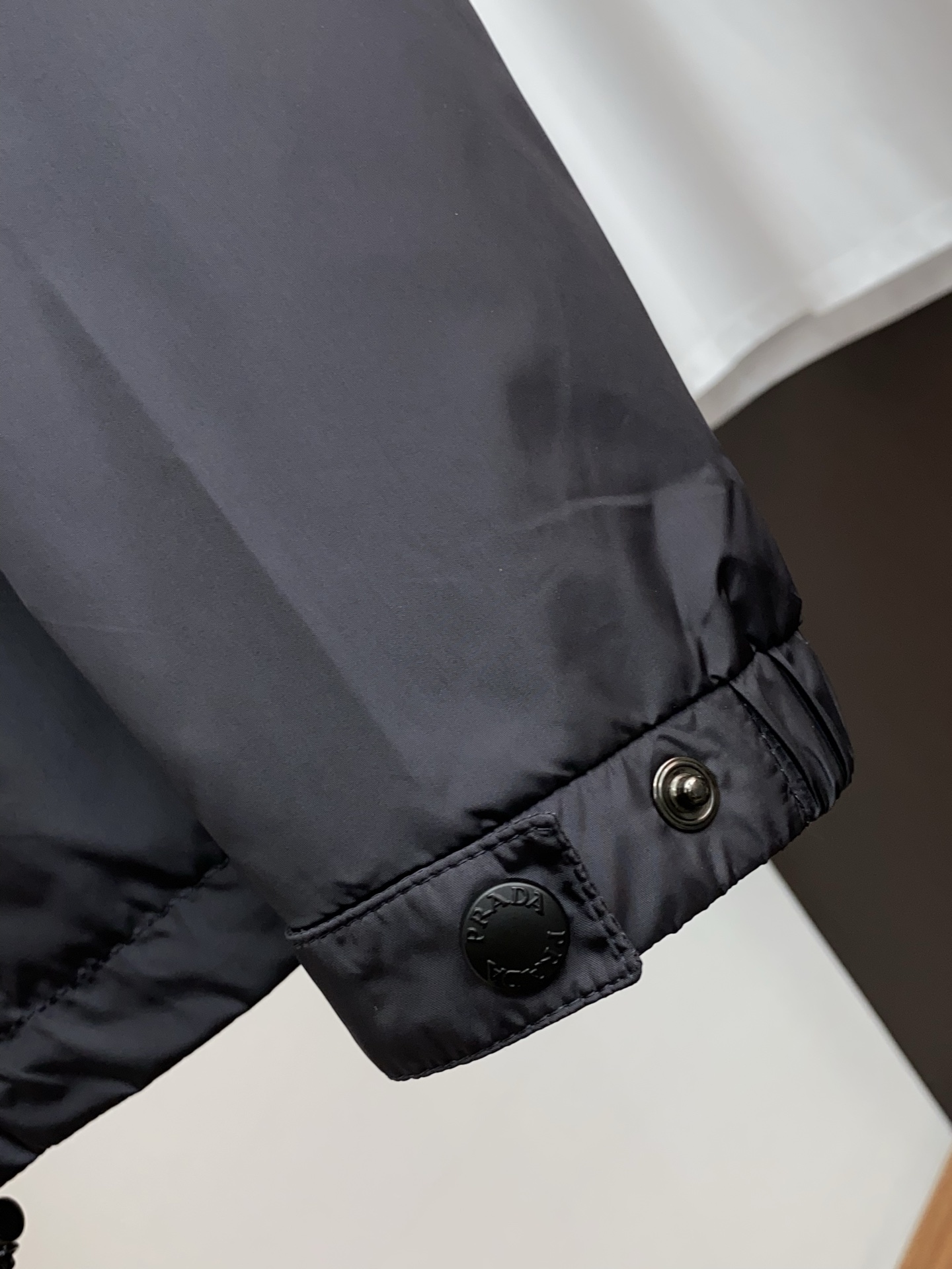 普拉达 2026春夏新款男士休闲定制夹克外套。穿上简约干练的休闲外套，瞬间重回时髦霸气，又是活力满满的状