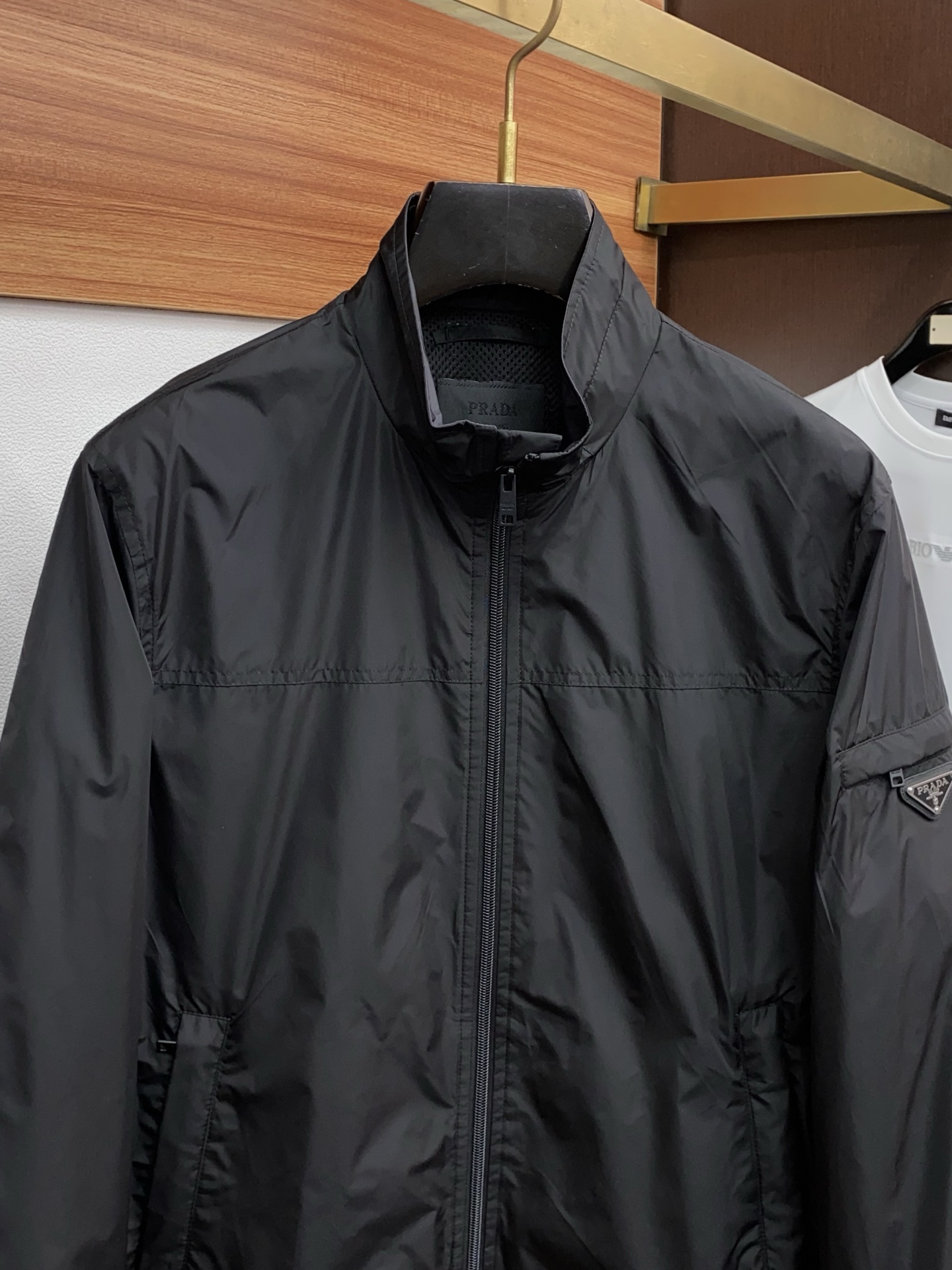 普拉达 2026春夏新款男士休闲定制夹克外套。穿上简约干练的休闲外套，瞬间重回时髦霸气，又是活力满满的状