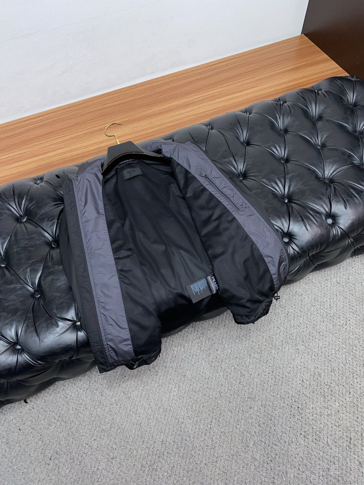 普拉达 2026春夏新款男士休闲定制夹克外套。穿上简约干练的休闲外套，瞬间重回时髦霸气，又是活力满满的状