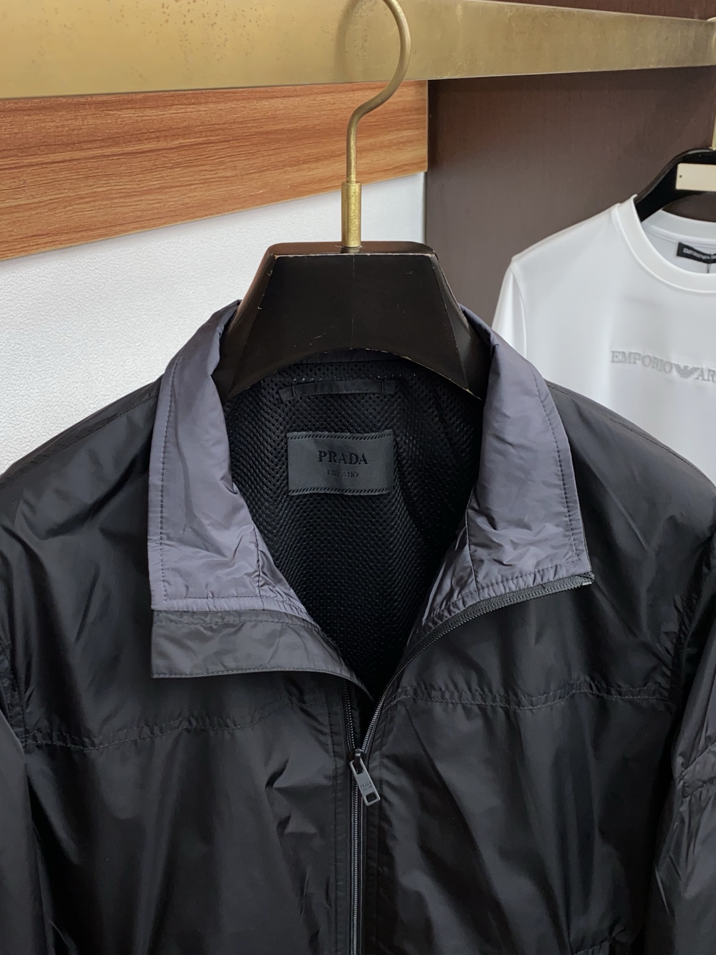 普拉达 2026春夏新款男士休闲定制夹克外套。穿上简约干练的休闲外套，瞬间重回时髦霸气，又是活力满满的状