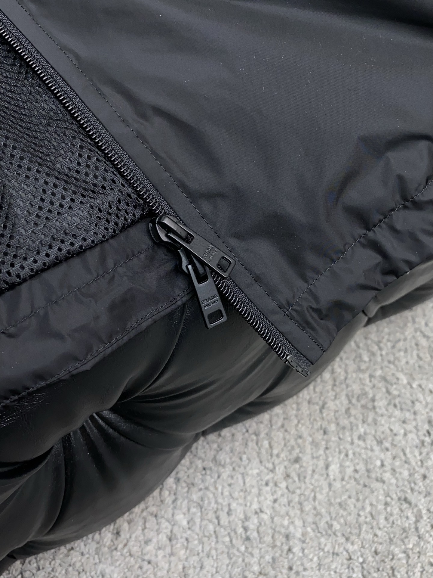 普拉达 2026春夏新款男士休闲定制夹克外套。穿上简约干练的休闲外套，瞬间重回时髦霸气，又是活力满满的状