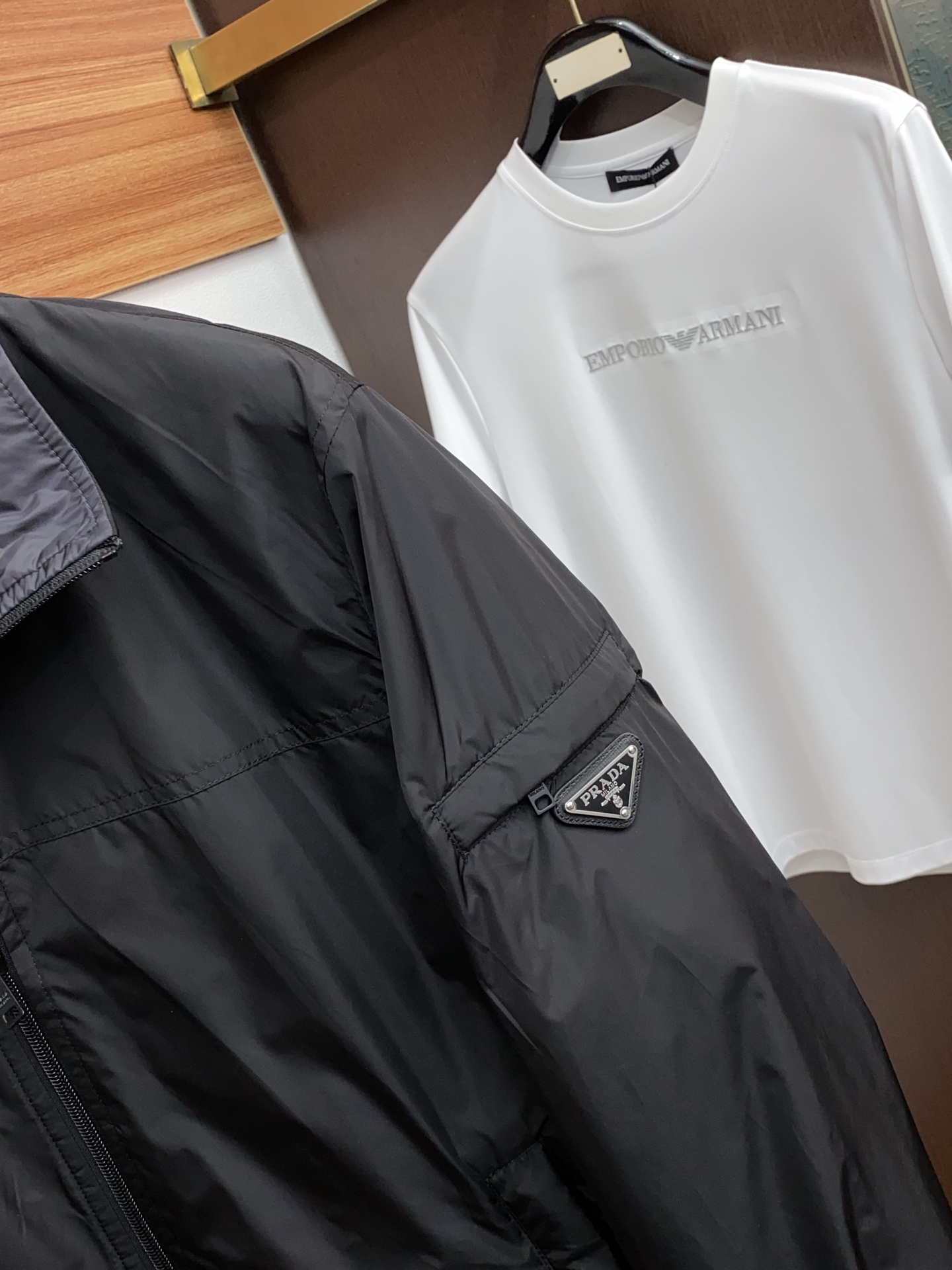 普拉达 2026春夏新款男士休闲定制夹克外套。穿上简约干练的休闲外套，瞬间重回时髦霸气，又是活力满满的状