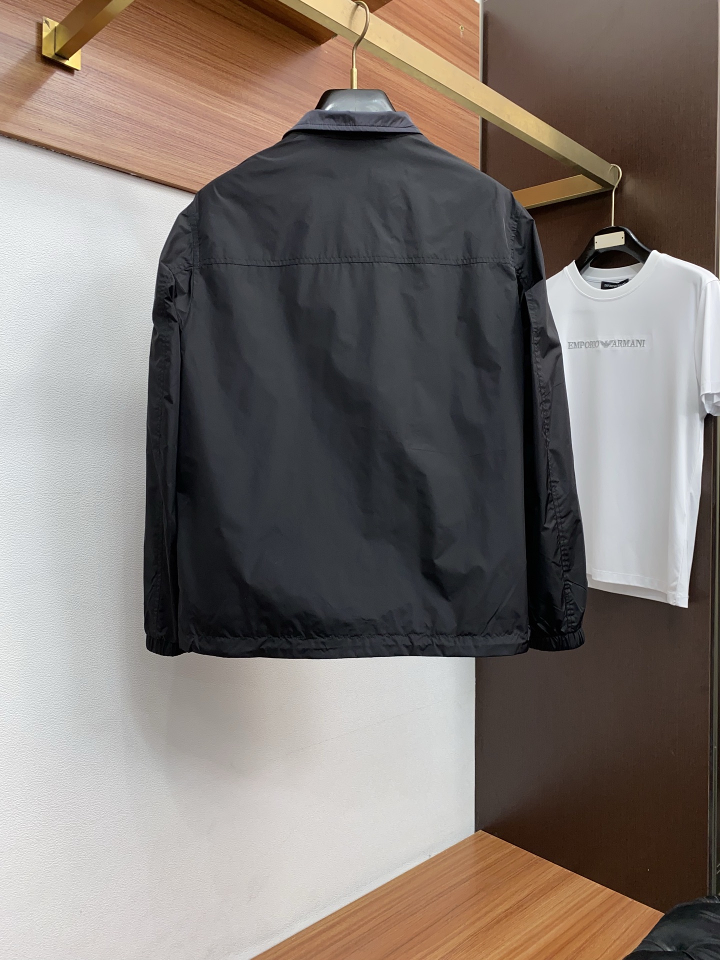 普拉达 2026春夏新款男士休闲定制夹克外套。穿上简约干练的休闲外套，瞬间重回时髦霸气，又是活力满满的状