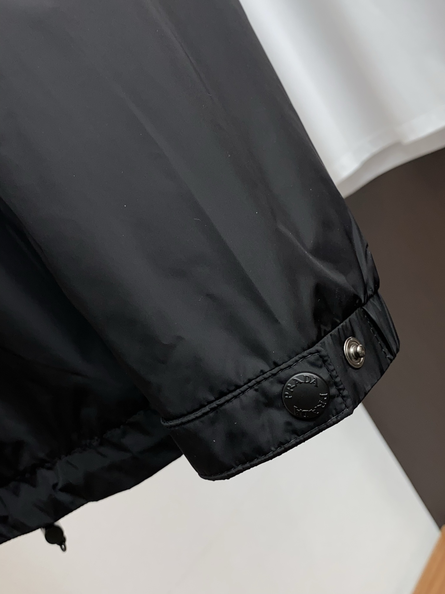 普拉达 2026春夏新款男士休闲定制夹克外套。穿上简约干练的休闲外套，瞬间重回时髦霸气，又是活力满满的状