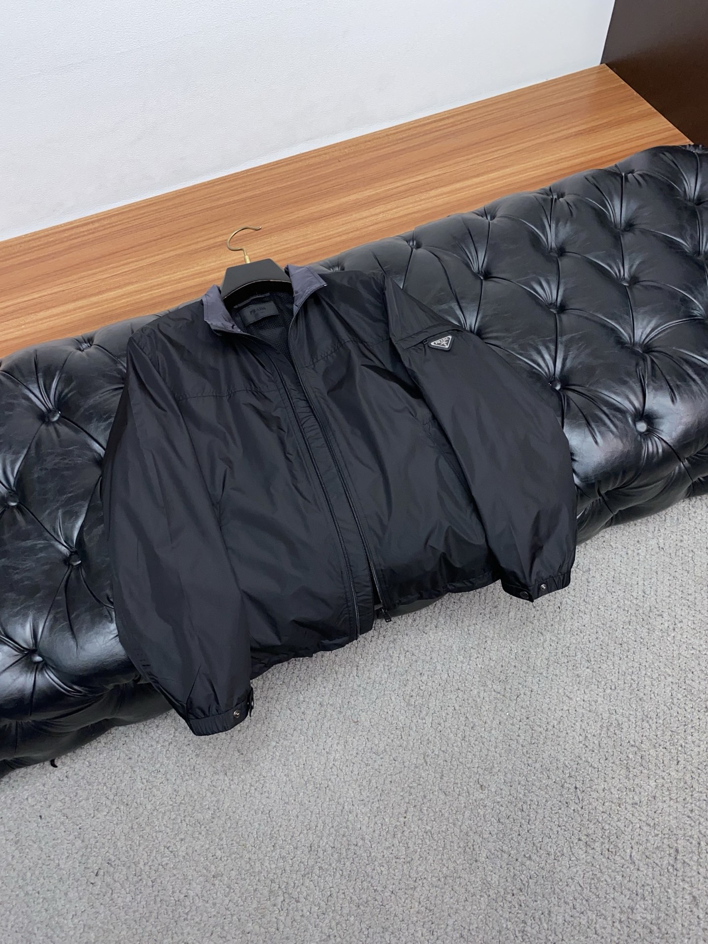 普拉达 2026春夏新款男士休闲定制夹克外套。穿上简约干练的休闲外套，瞬间重回时髦霸气，又是活力满满的状