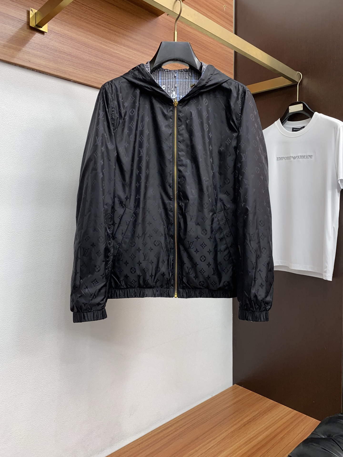 1v路易威登 2026春夏新款男士休闲定制双面夹克外套。穿上简约干练的休闲外套，瞬间重回时髦霸气，又是活