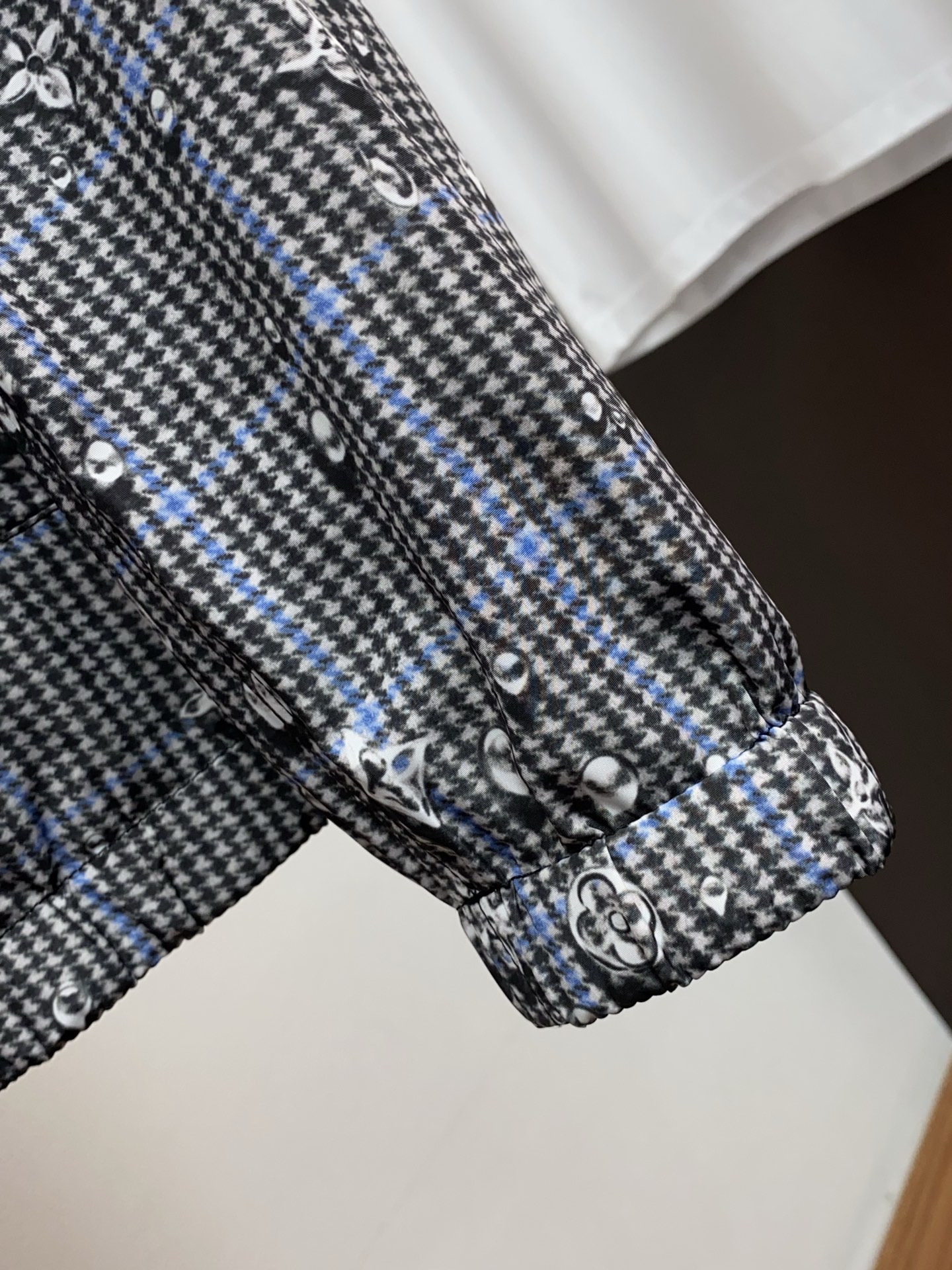 1v路易威登 2026春夏新款男士休闲定制双面夹克外套。穿上简约干练的休闲外套，瞬间重回时髦霸气，又是活