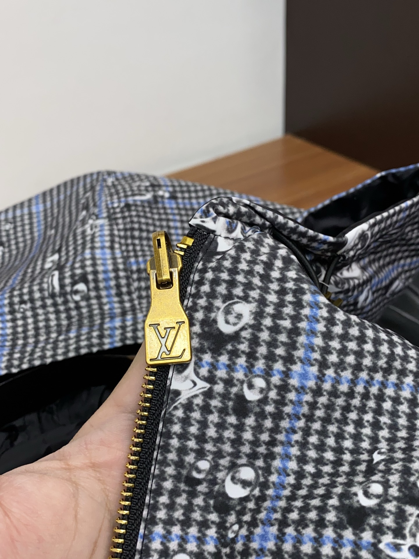 1v路易威登 2026春夏新款男士休闲定制双面夹克外套。穿上简约干练的休闲外套，瞬间重回时髦霸气，又是活