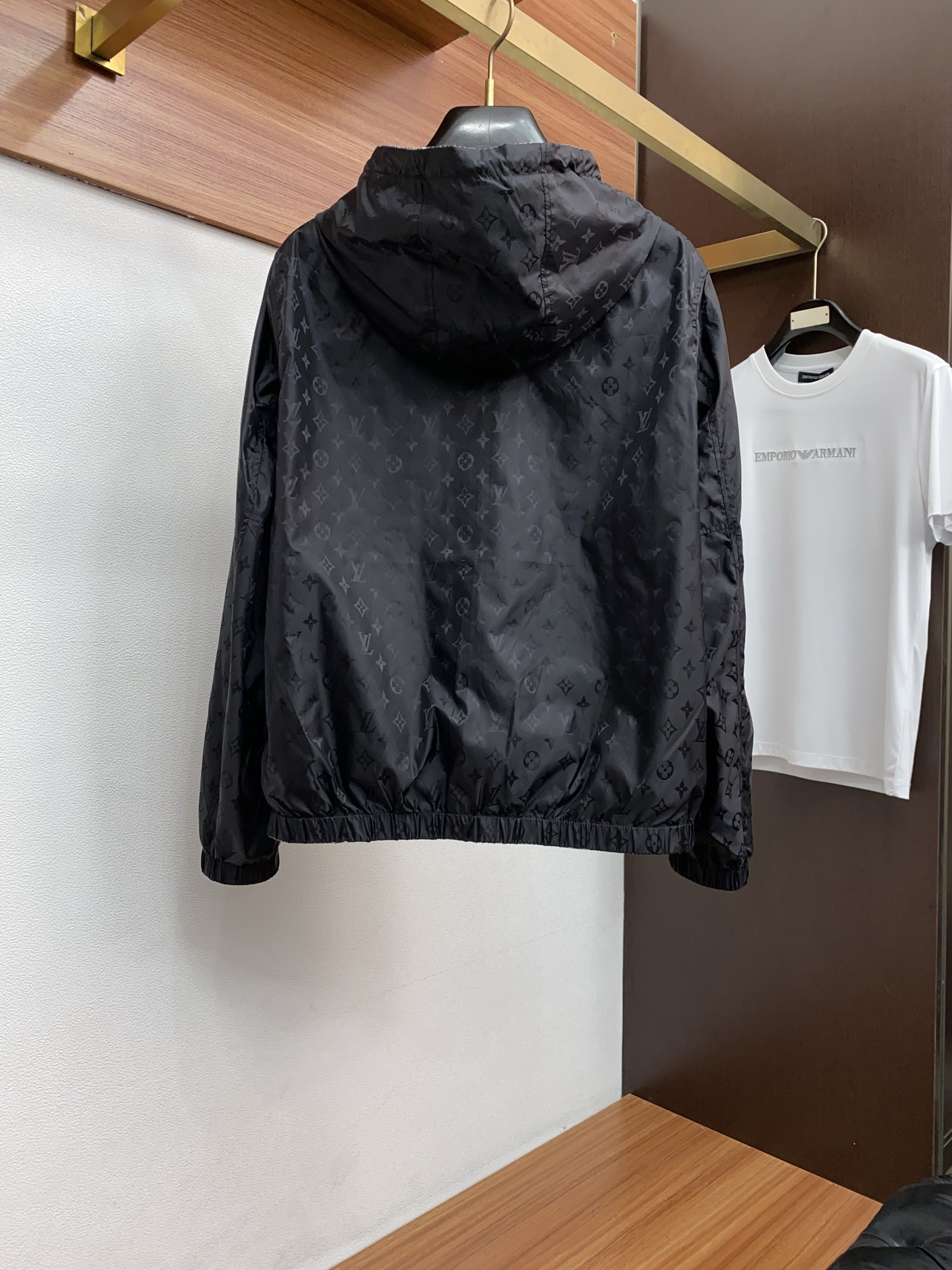 1v路易威登 2026春夏新款男士休闲定制双面夹克外套。穿上简约干练的休闲外套，瞬间重回时髦霸气，又是活