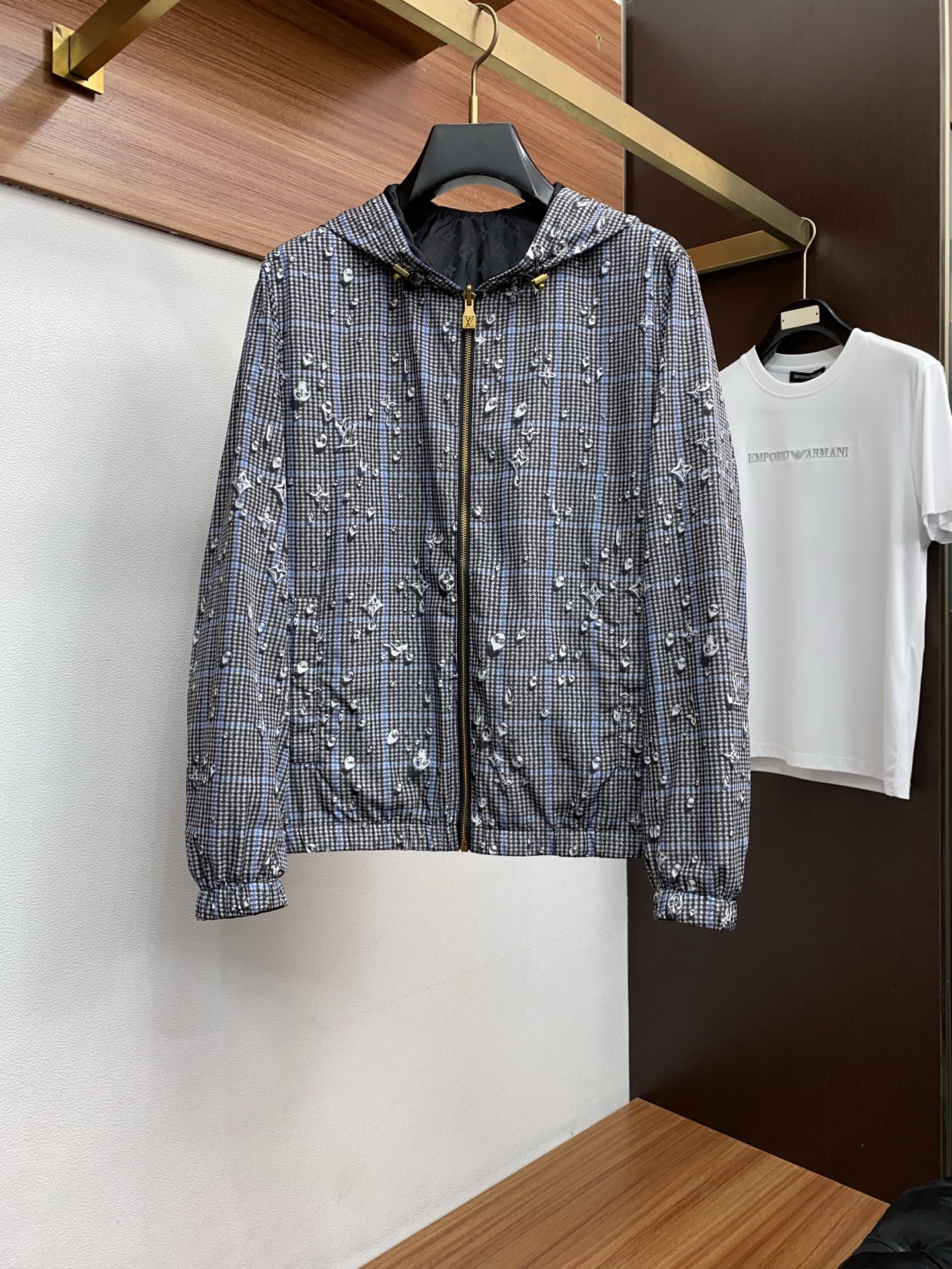 1v路易威登 2026春夏新款男士休闲定制双面夹克外套。穿上简约干练的休闲外套，瞬间重回时髦霸气，又是活