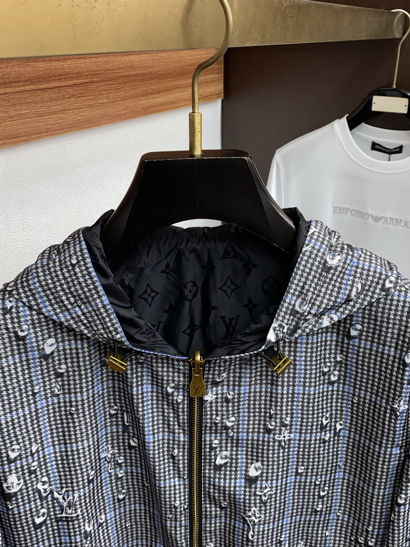 1v路易威登 2026春夏新款男士休闲定制双面夹克外套。穿上简约干练的休闲外套，瞬间重回时髦霸气，又是活