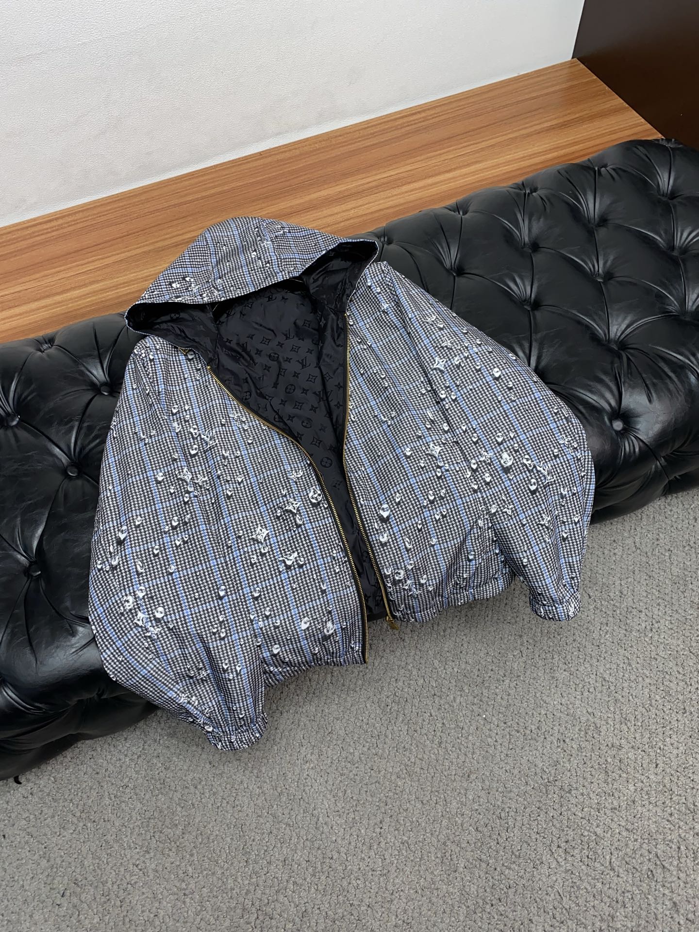 1v路易威登 2026春夏新款男士休闲定制双面夹克外套。穿上简约干练的休闲外套，瞬间重回时髦霸气，又是活