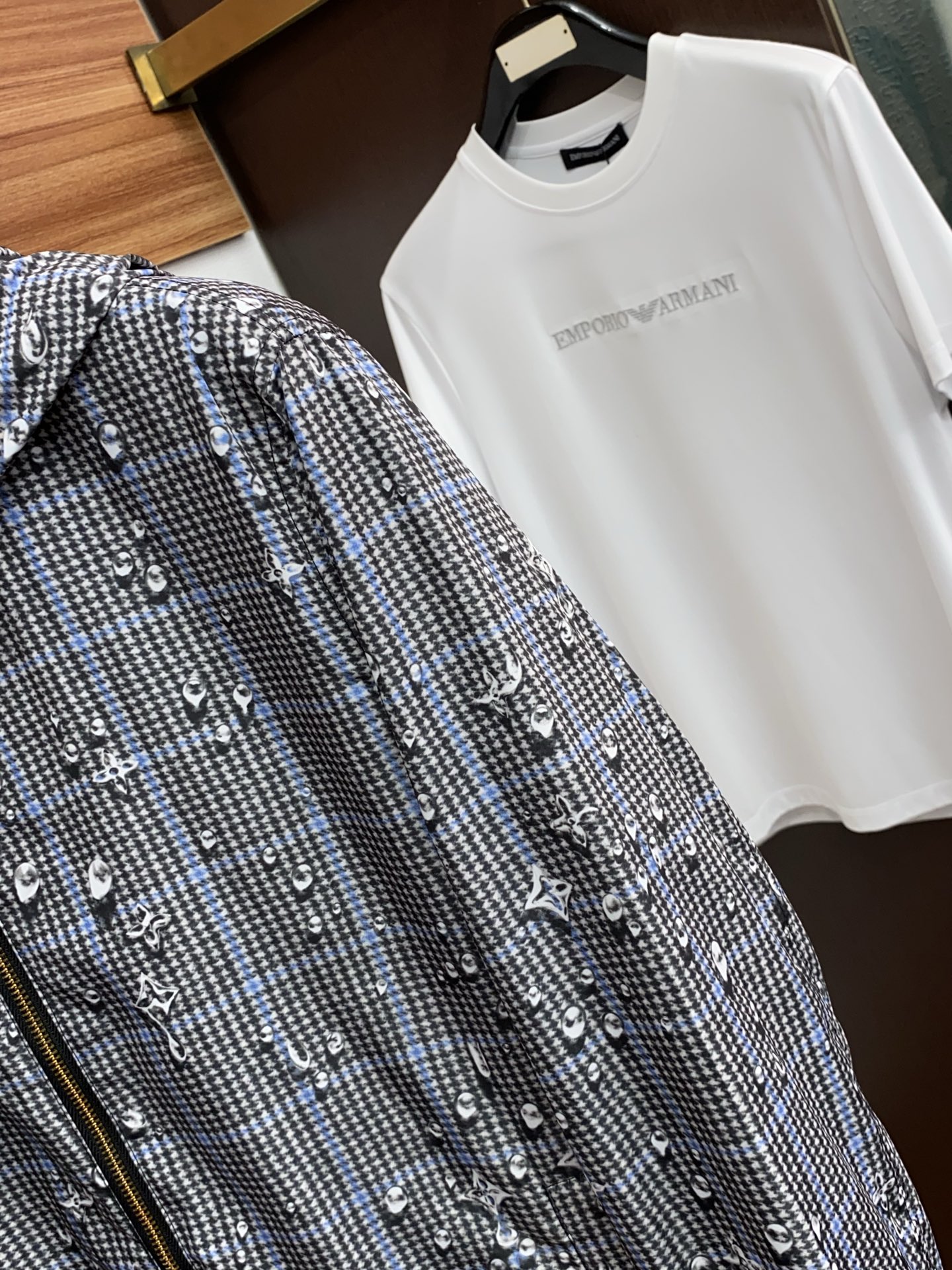 1v路易威登 2026春夏新款男士休闲定制双面夹克外套。穿上简约干练的休闲外套，瞬间重回时髦霸气，又是活