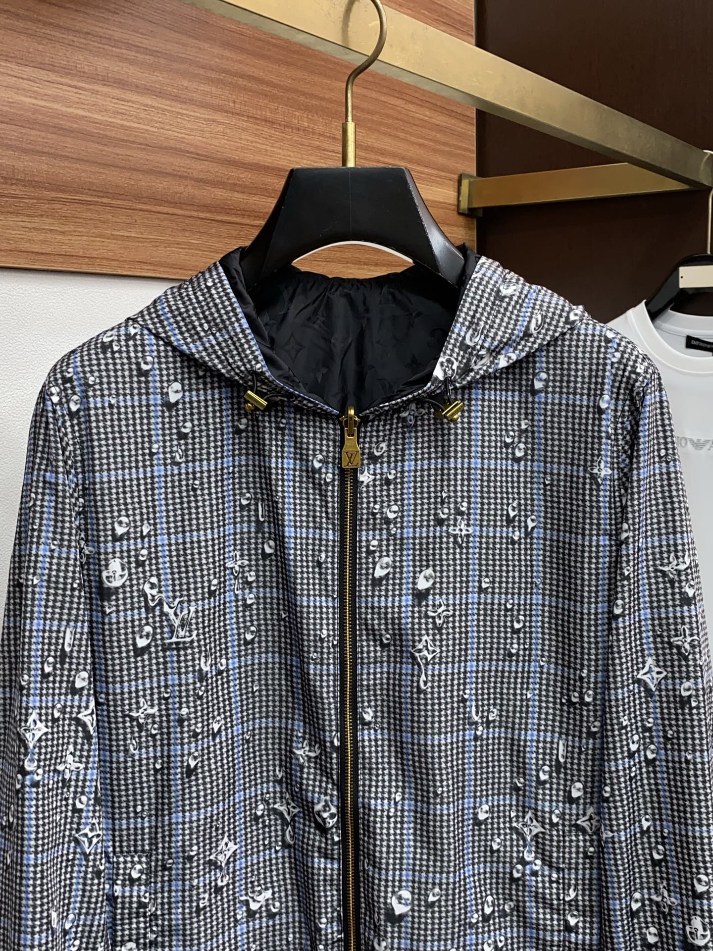 1v路易威登 2026春夏新款男士休闲定制双面夹克外套。穿上简约干练的休闲外套，瞬间重回时髦霸气，又是活