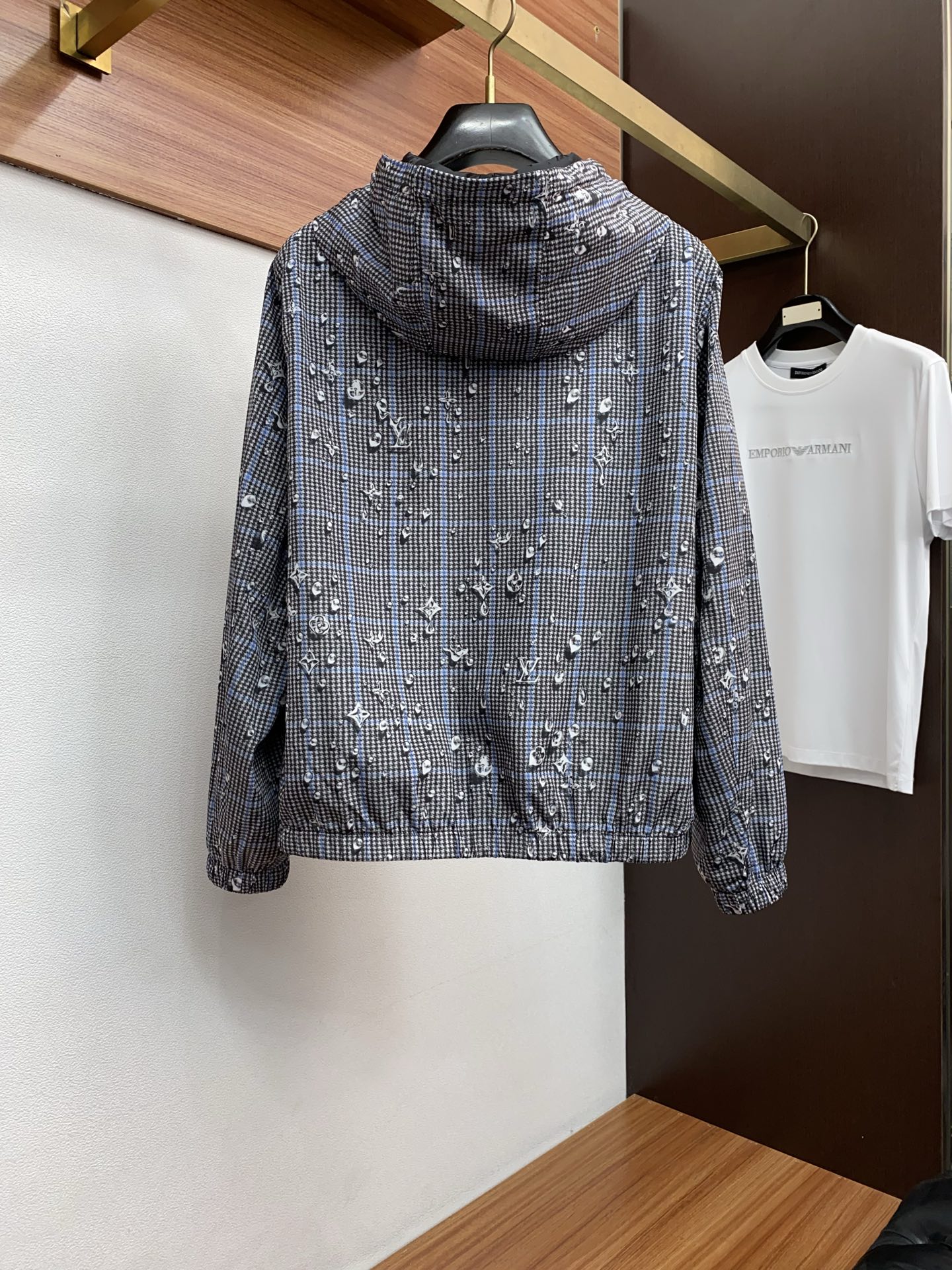 1v路易威登 2026春夏新款男士休闲定制双面夹克外套。穿上简约干练的休闲外套，瞬间重回时髦霸气，又是活