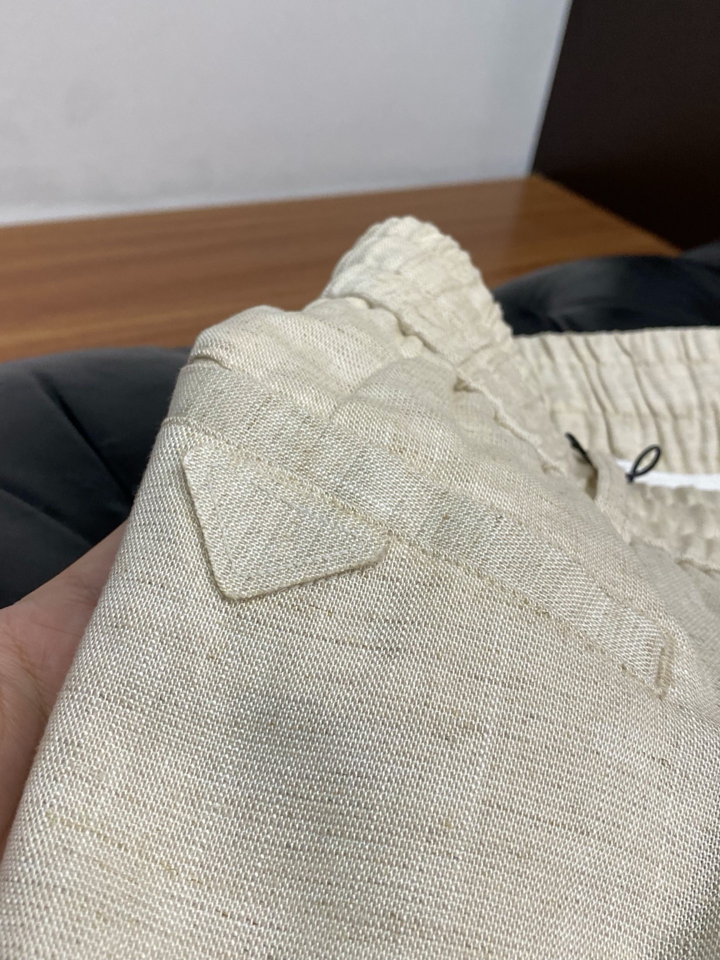 普拉达 2026 春夏定制休闲裤 干净利落剪裁，都市风十足 采用精纺面料手感软糯干爽，上身效果挺括有型。