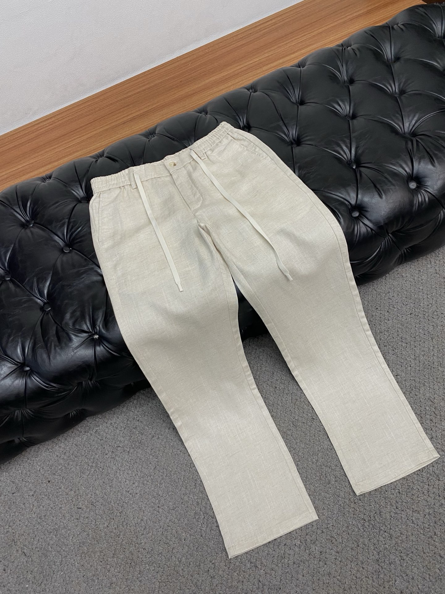 普拉达 2026 春夏定制休闲裤 干净利落剪裁，都市风十足 采用精纺面料手感软糯干爽，上身效果挺括有型。