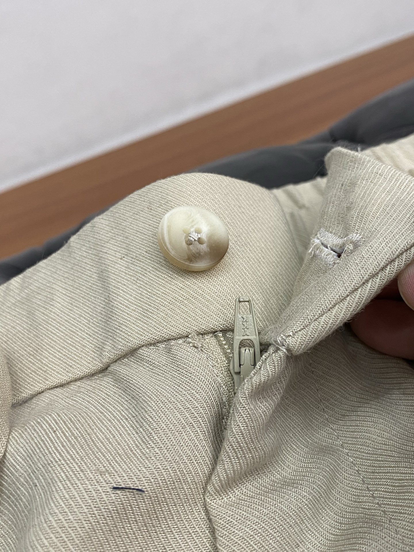 Loro piana 诺悠翩雅 2026 春夏定制休闲裤 干净利落剪裁，都市风十足 采用精纺面料手感软糯