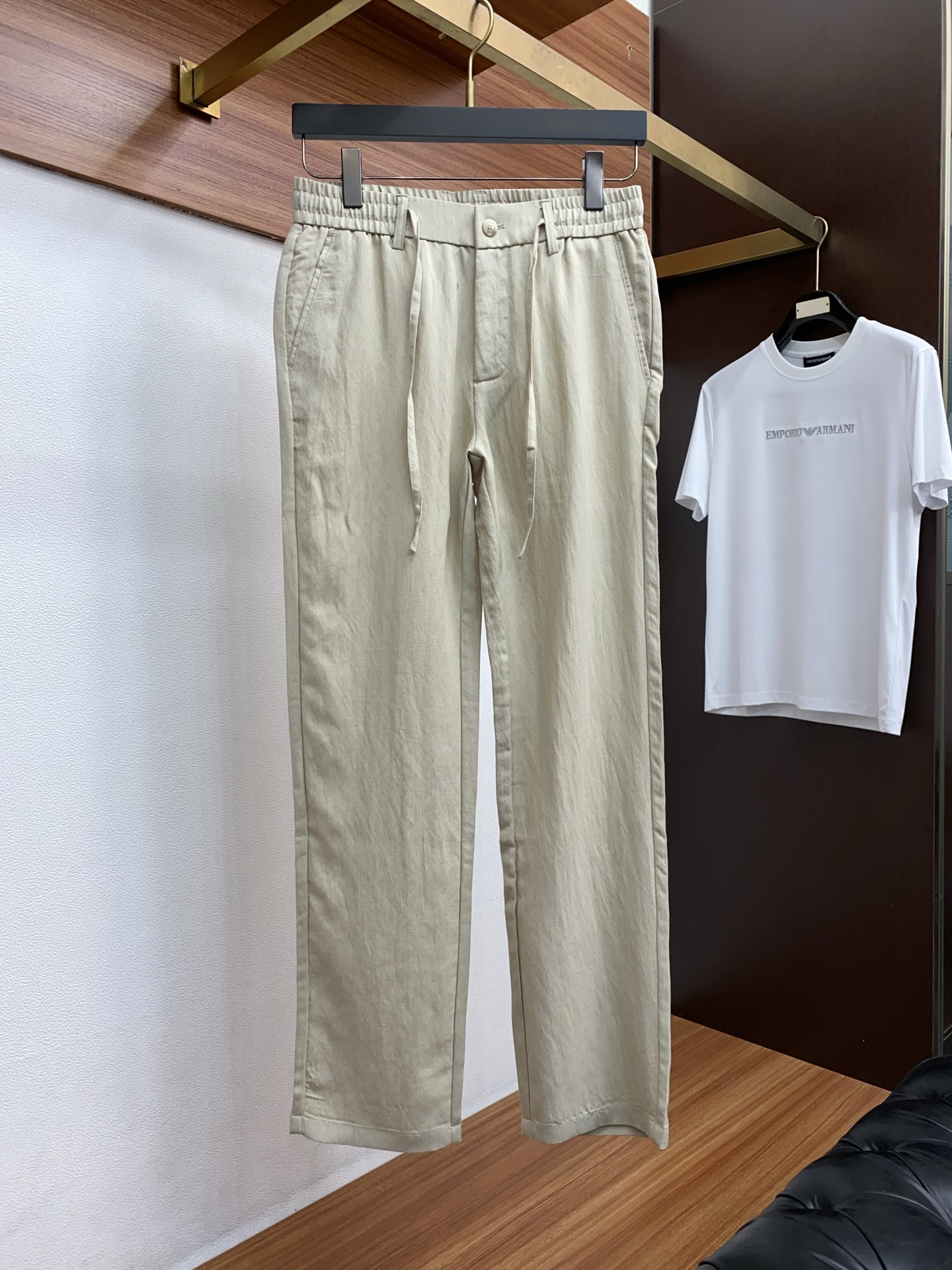 Loro piana 诺悠翩雅 2026 春夏定制休闲裤 干净利落剪裁，都市风十足 采用精纺面料手感软糯