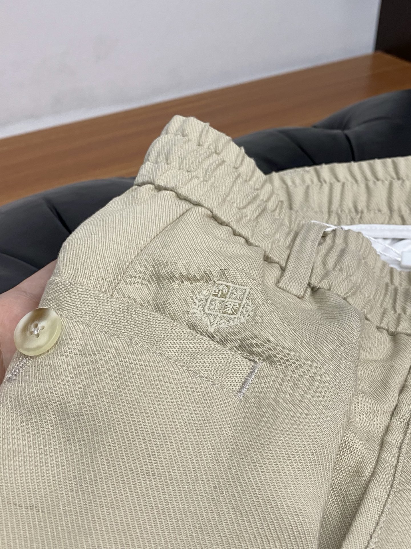 Loro piana 诺悠翩雅 2026 春夏定制休闲裤 干净利落剪裁，都市风十足 采用精纺面料手感软糯