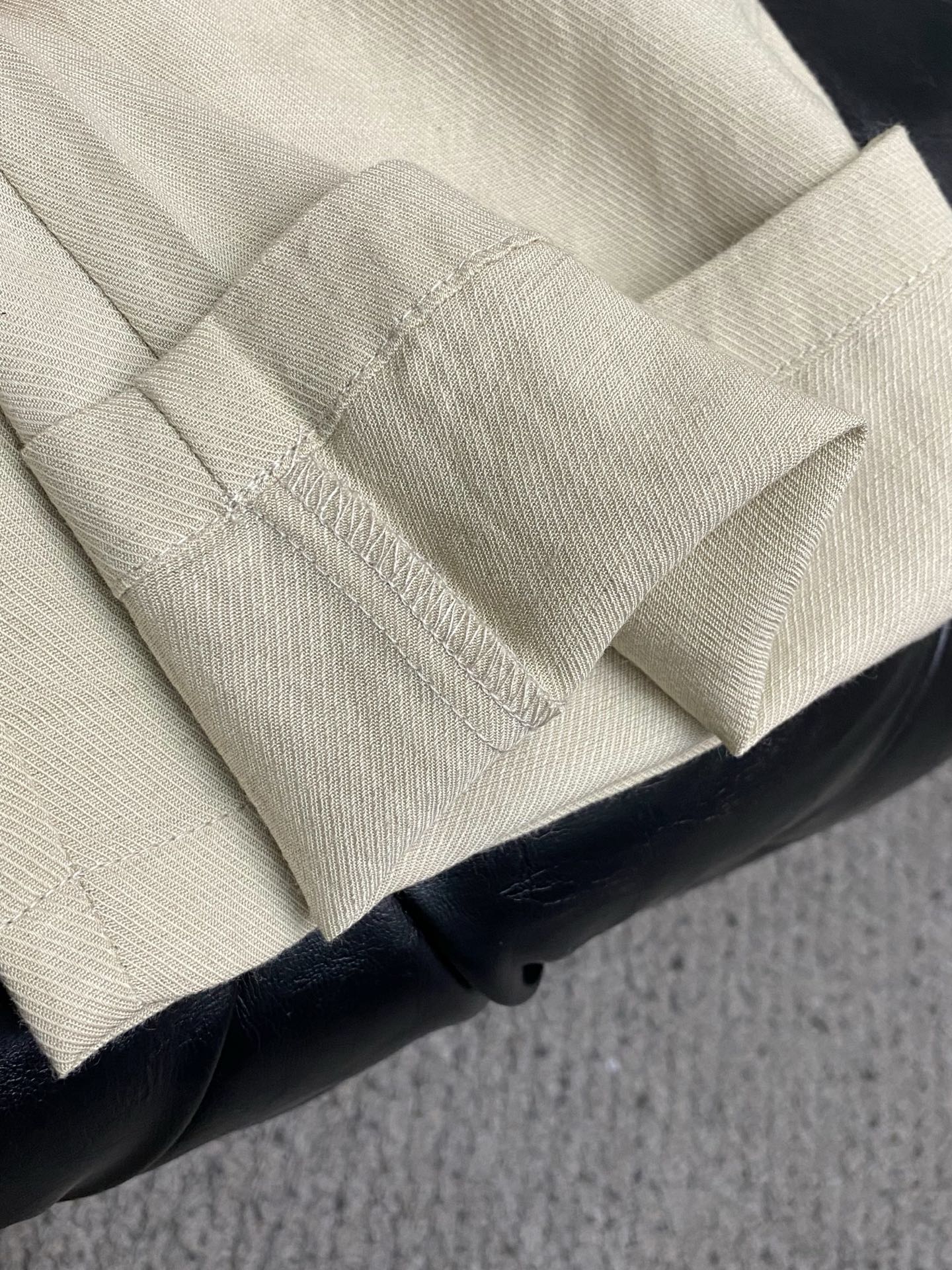 Loro piana 诺悠翩雅 2026 春夏定制休闲裤 干净利落剪裁，都市风十足 采用精纺面料手感软糯