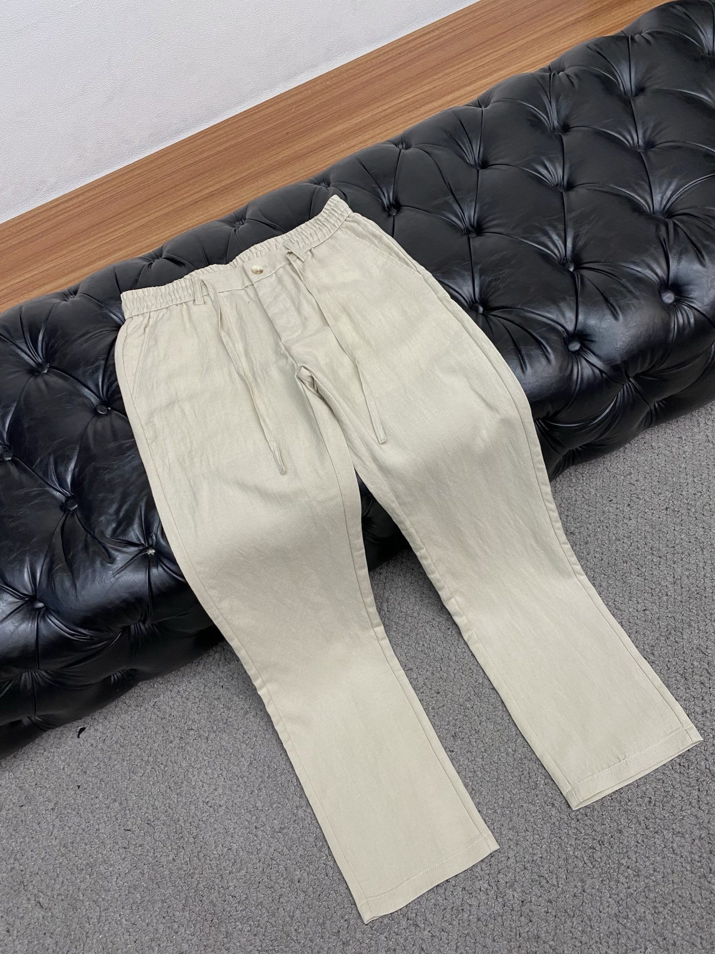 Loro piana 诺悠翩雅 2026 春夏定制休闲裤 干净利落剪裁，都市风十足 采用精纺面料手感软糯