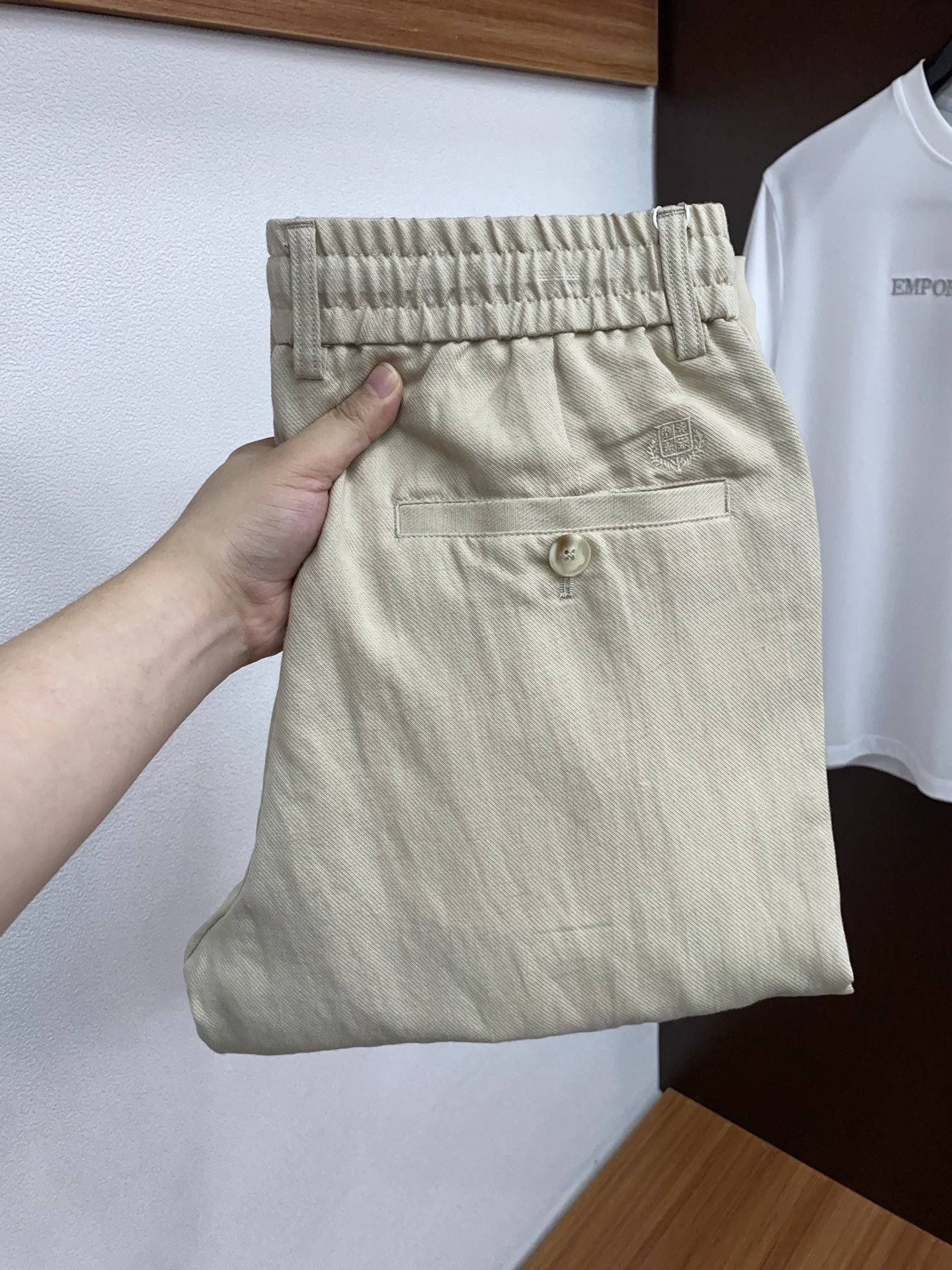 Loro piana 诺悠翩雅 2026 春夏定制休闲裤 干净利落剪裁，都市风十足 采用精纺面料手感软糯
