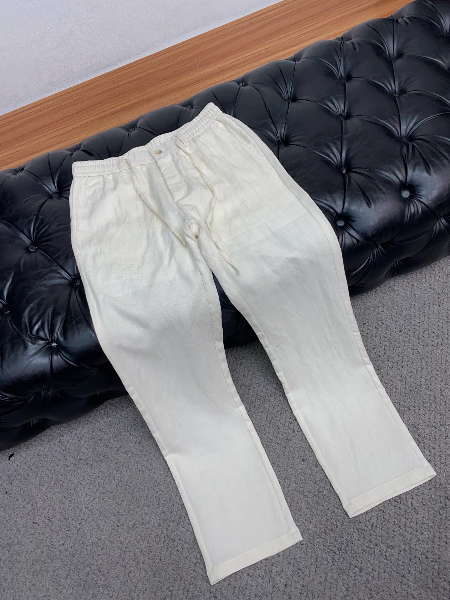 Loro piana 诺悠翩雅 2026 春夏定制休闲裤 干净利落剪裁，都市风十足 采用精纺面料手感软糯
