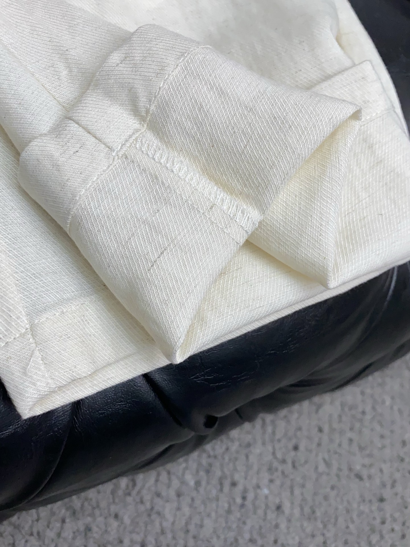 Loro piana 诺悠翩雅 2026 春夏定制休闲裤 干净利落剪裁，都市风十足 采用精纺面料手感软糯