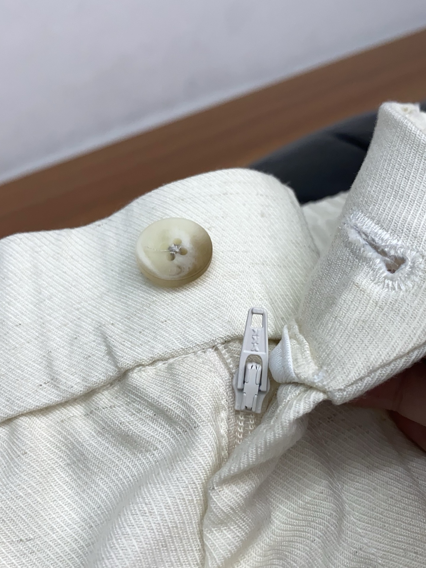 Loro piana 诺悠翩雅 2026 春夏定制休闲裤 干净利落剪裁，都市风十足 采用精纺面料手感软糯
