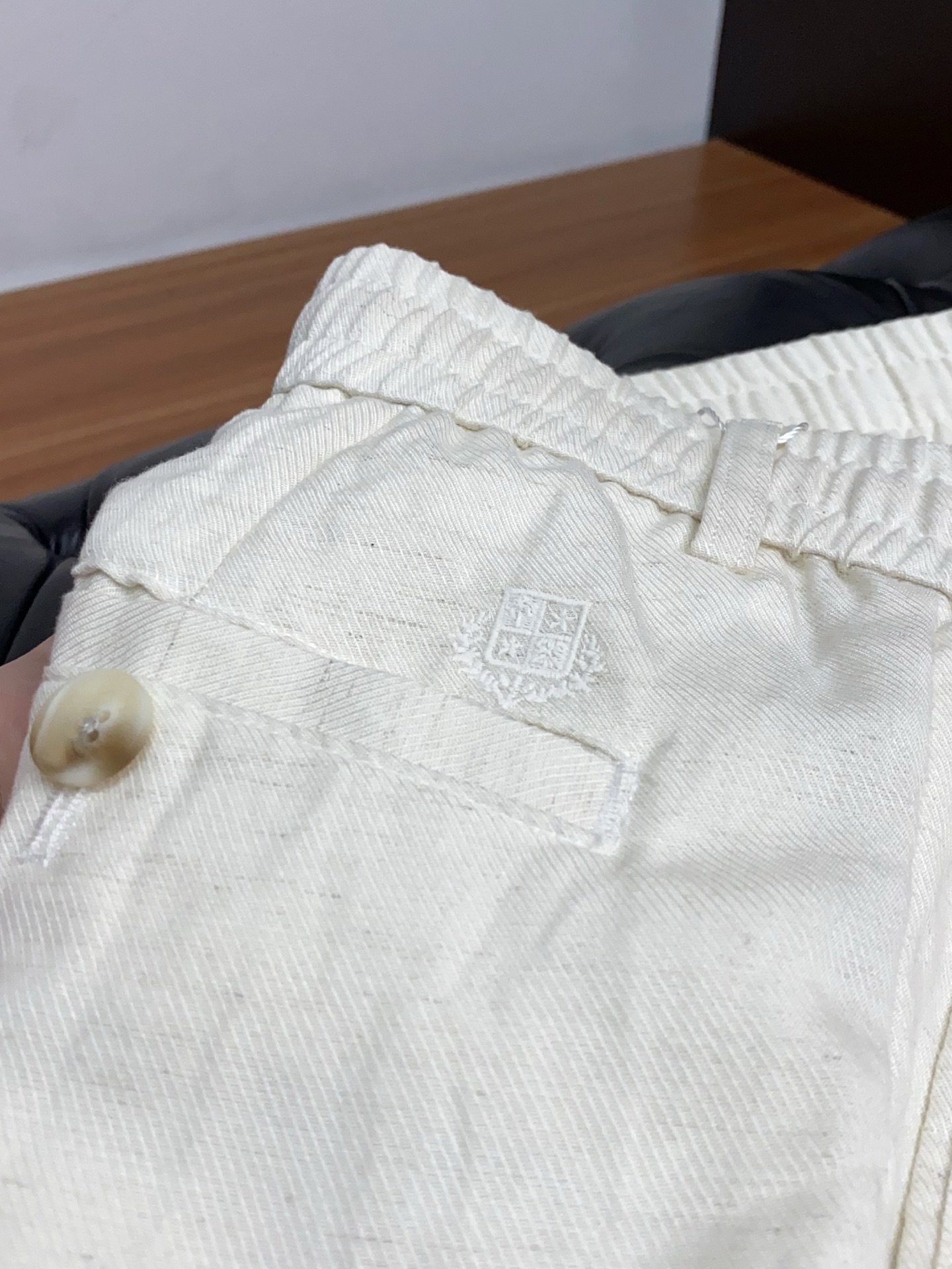 Loro piana 诺悠翩雅 2026 春夏定制休闲裤 干净利落剪裁，都市风十足 采用精纺面料手感软糯